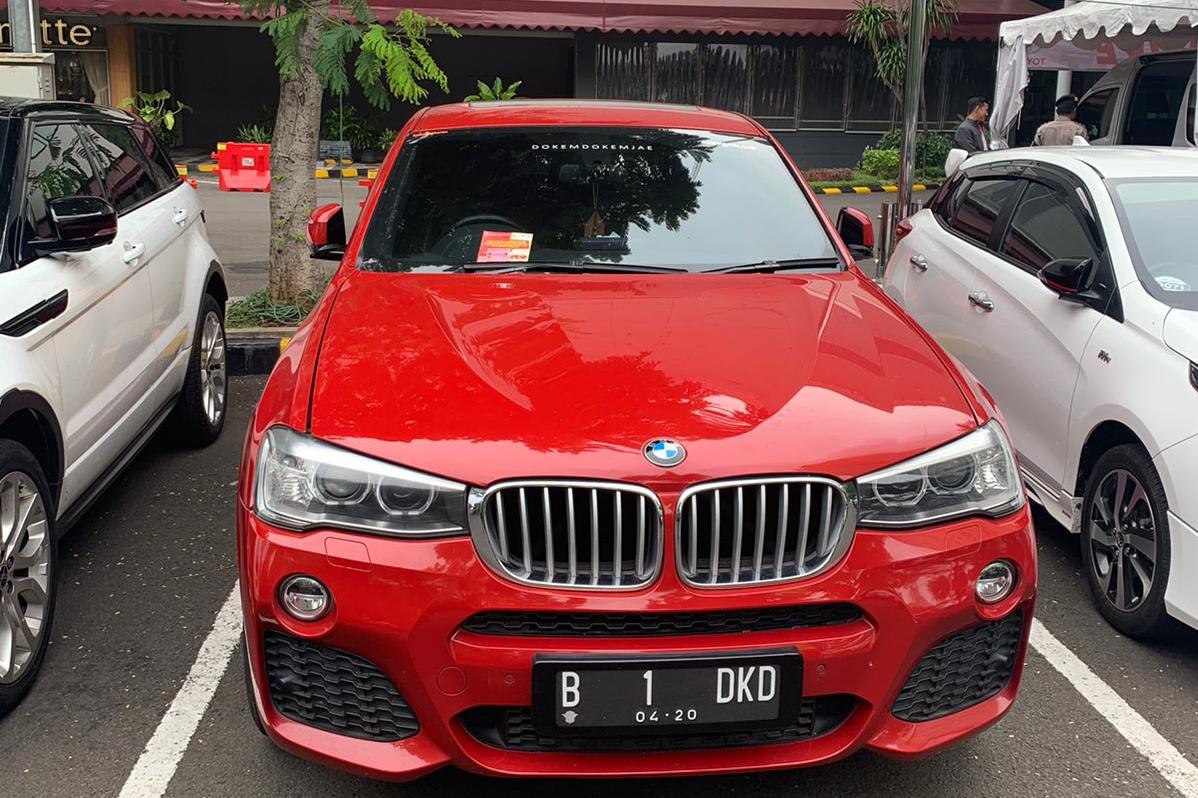 Salah satu kendaraan menunggak pajak hingga Rp24 juta di parkiran Mall Gandaria City ditempeli stiker oleh petugas Samsat Jaksel