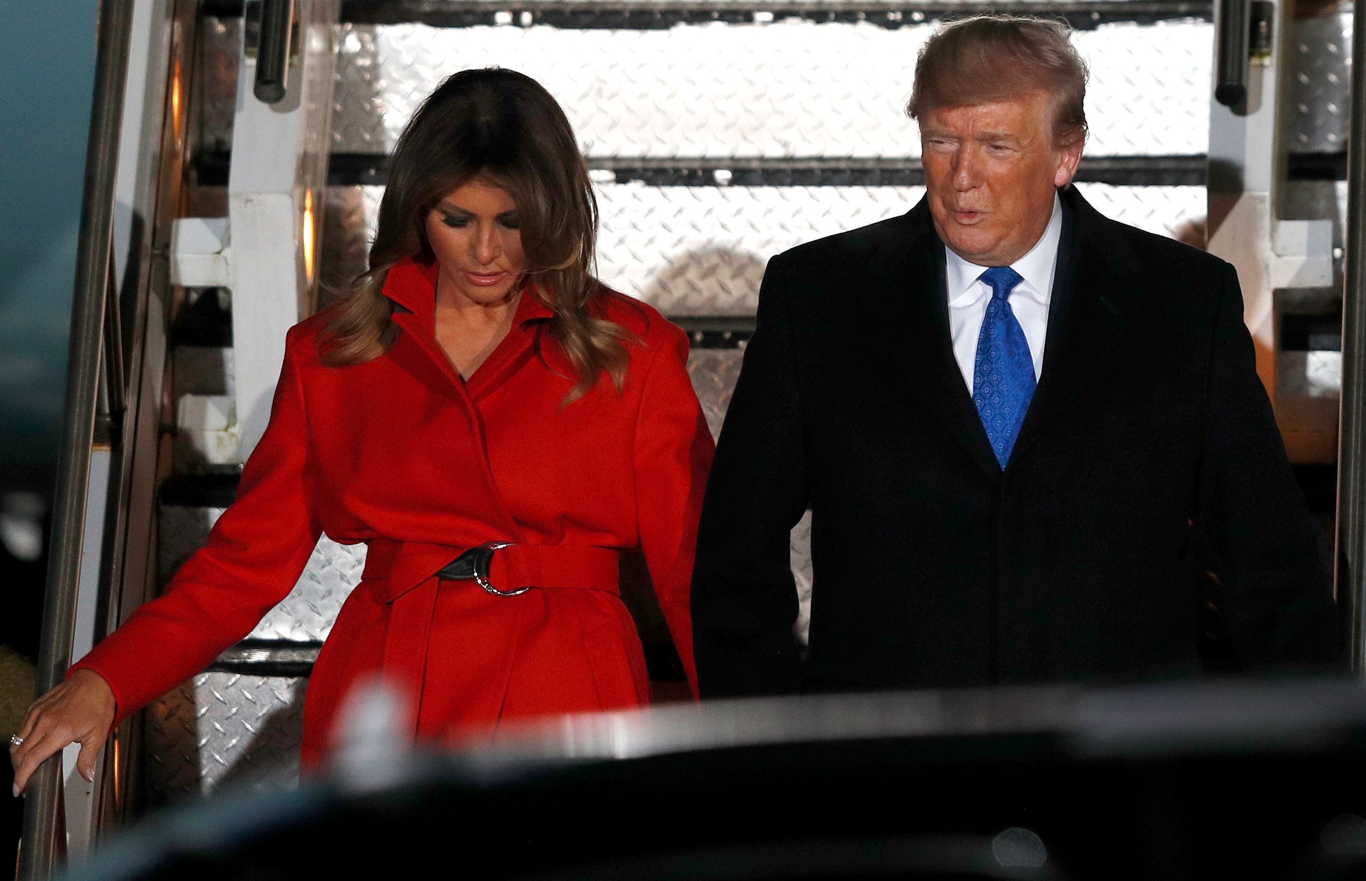 Presiden Amerika Serikat Donald Trump (kanan) bersama ibu negara Melania saat tiba di London untuk KTT NATO