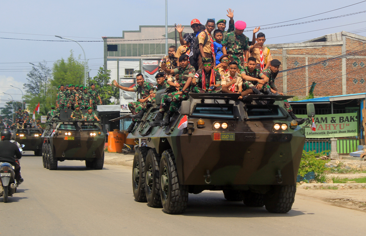 Panser Anoa ikut meramaikan pawai Bendera Merah Putih mengelilingi Kota Kupang sejauh 21,3 kilometer.