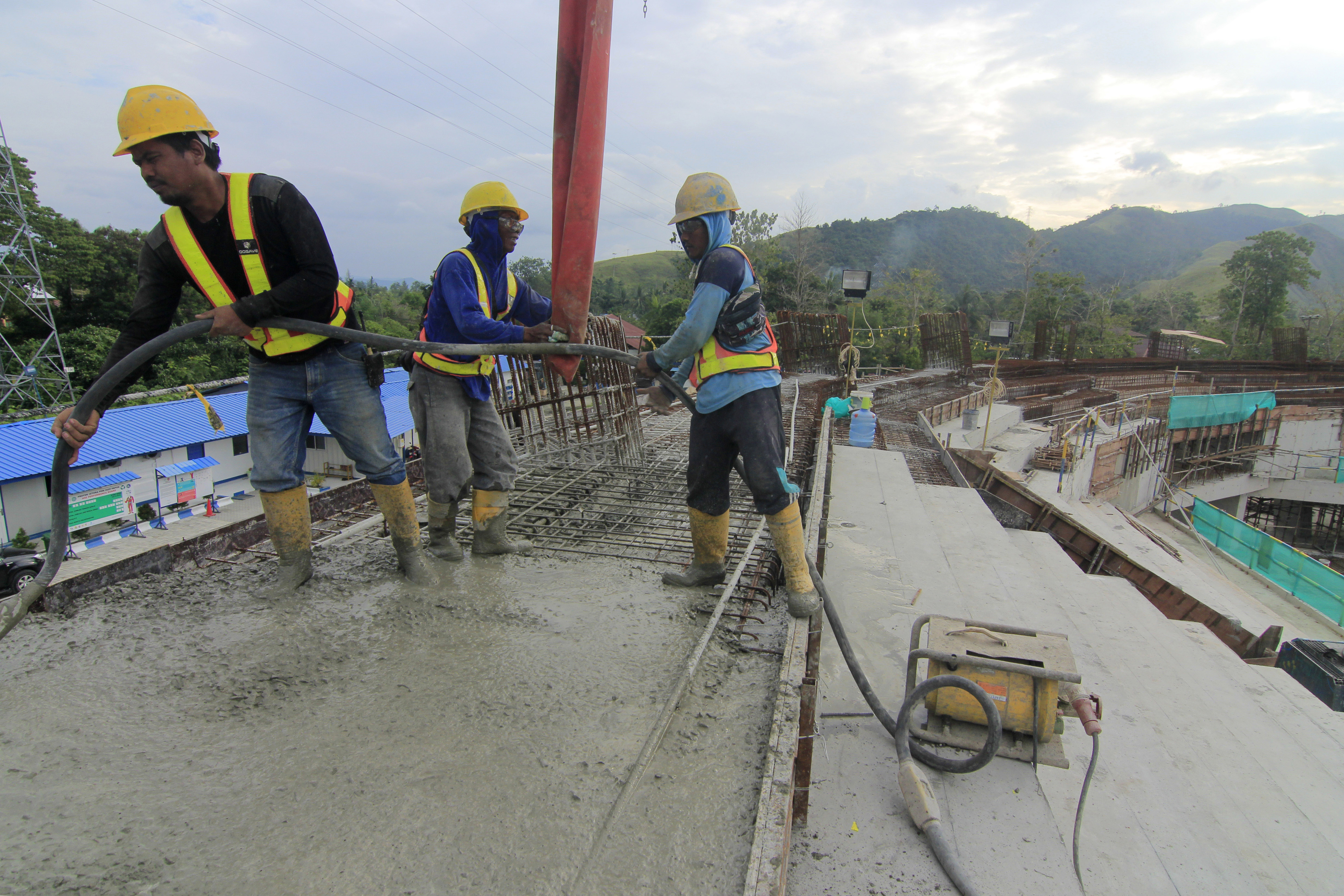 Sejumlah pekerja tengah menyelesaikan pembangunan Tribun Istora Papua di Kampung Harapan, Sentani, Kabupaten Jayapura, Papua, Kamis (27/6)