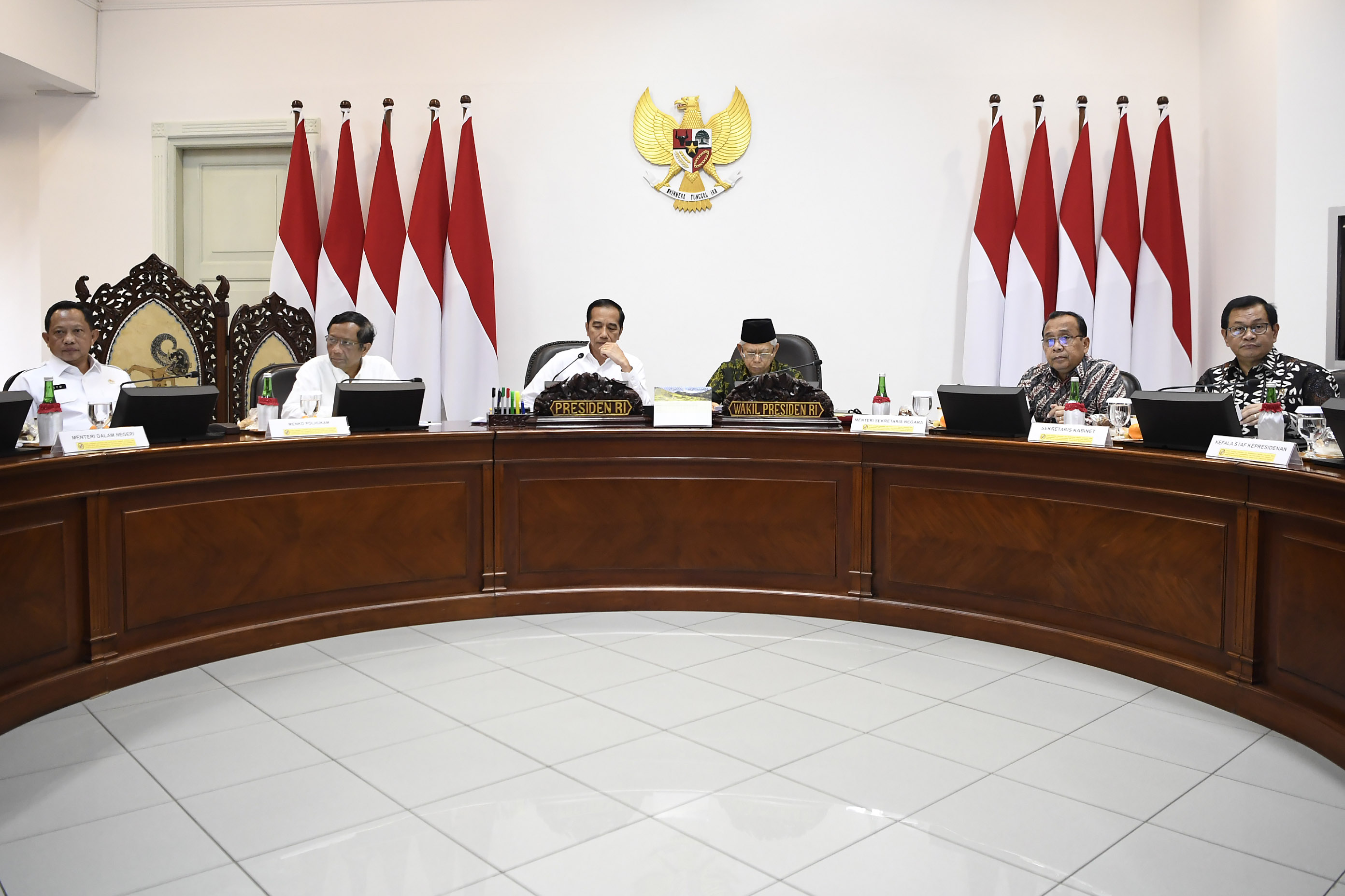 Presiden Joko Widodo saat memimpin Rapat Terbatas pengelolaan beras pemerintah