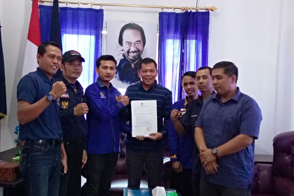 Hipni (tengah) melakukan tanda tangan fakta integritas dengan Partai NasDem.