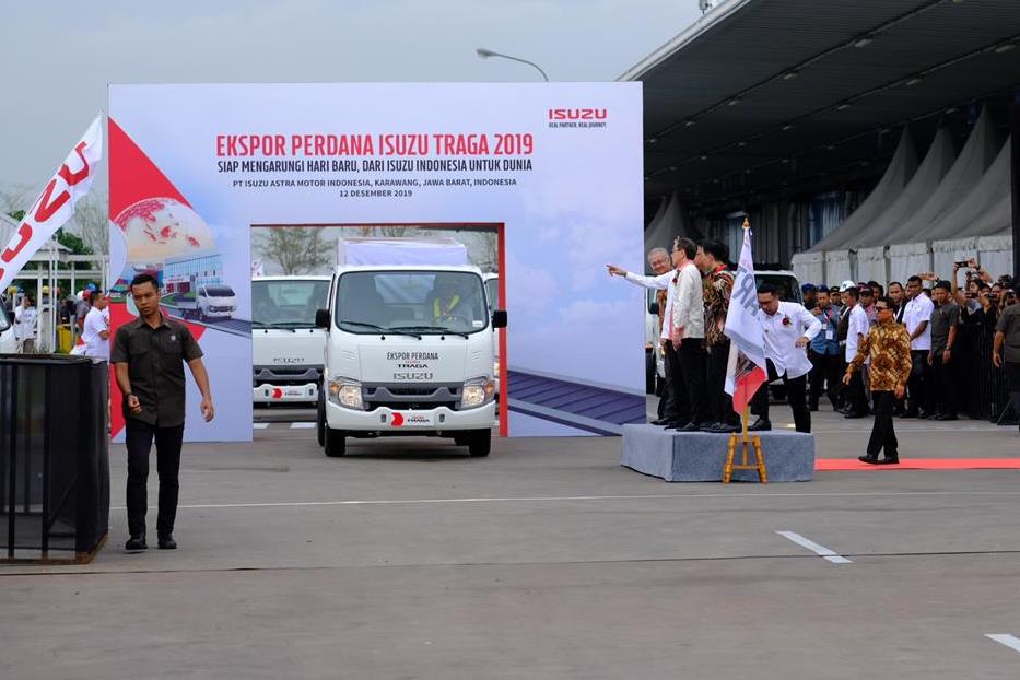 Ekspor perdana produk unggulan terbaru PT Isuzu Astra Motor Indonesia, Isuzu Traga.