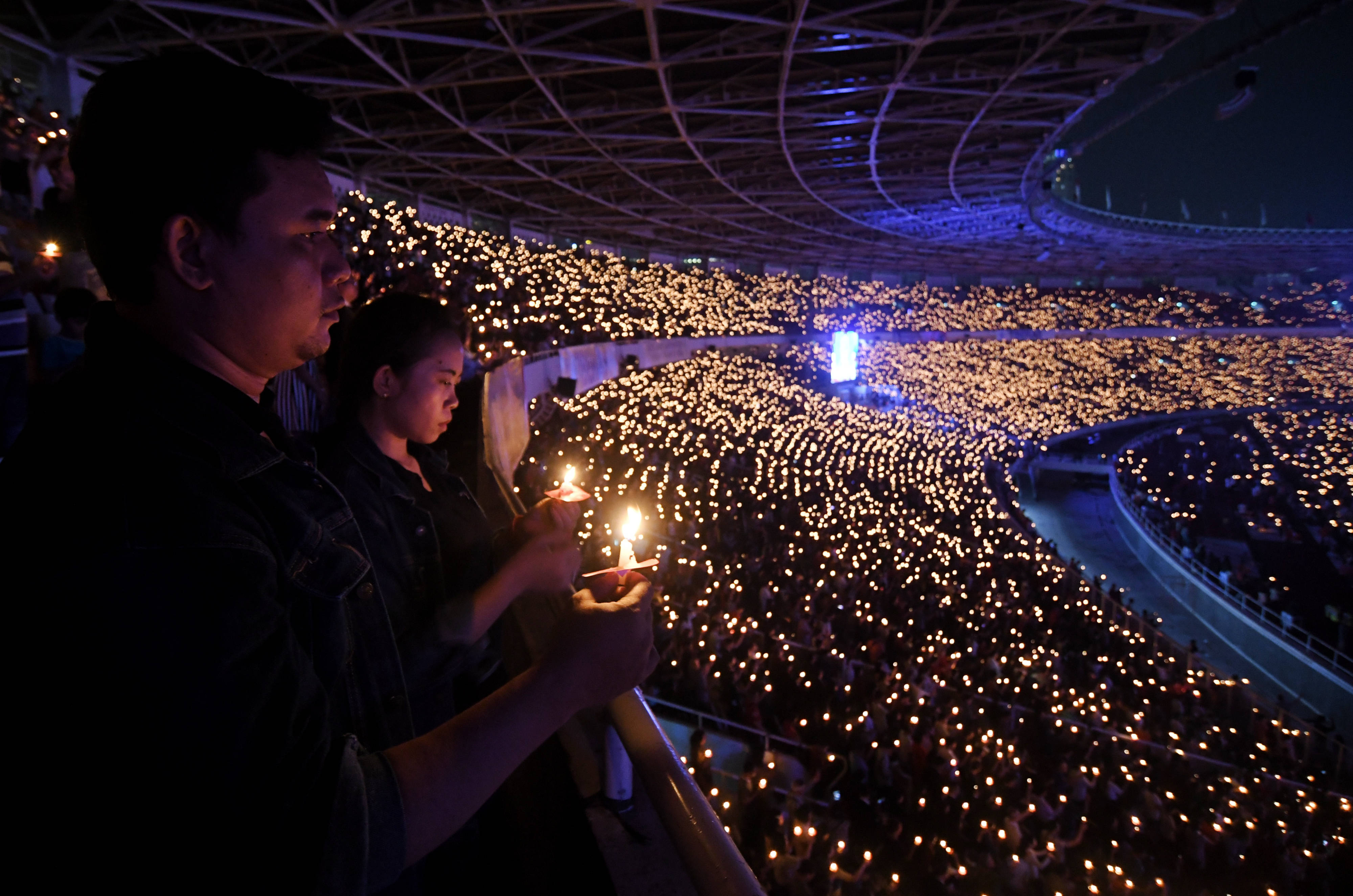 Ilustrasi--Ribuan jemaat Gereja Tiberias Indonesia (GTI) memegang lilin saat perayaan Natal tahun 2019 di Stadion Utama Gelora Bung Karno