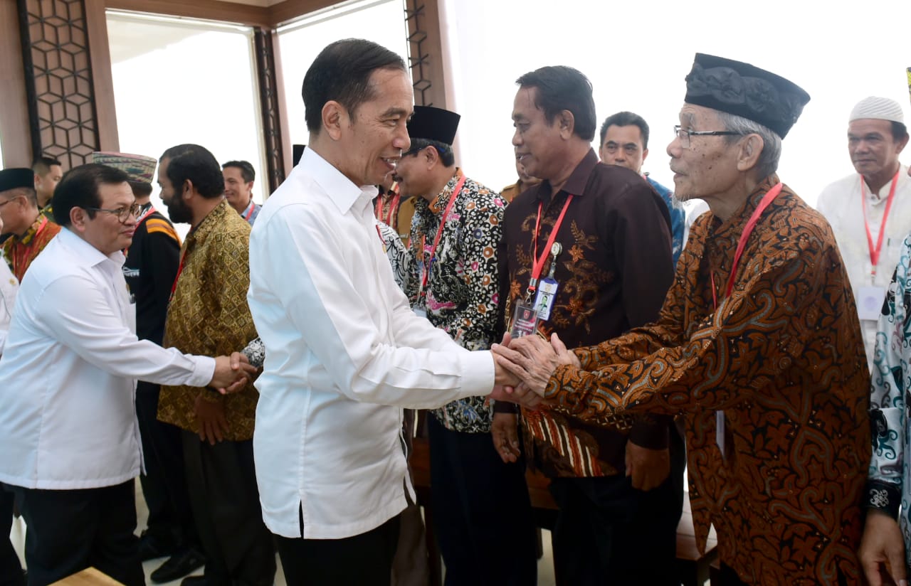 Presiden Jokowi berdialog bersama sejumlah tokoh masyarakat, tokoh adat, dan tokoh agama Kalimantan Timur, Selasa (17/12).