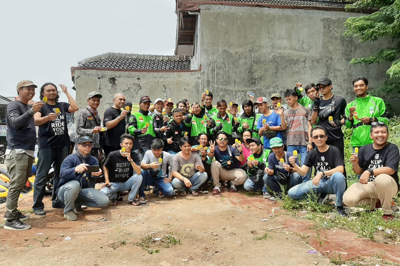 Anggota Kutu Community berbaur bersama para pengemudi ojek daring di sela-sela kampanye Ponsel + Naik Motor = Maut di Depok, Sabtu (24/11).