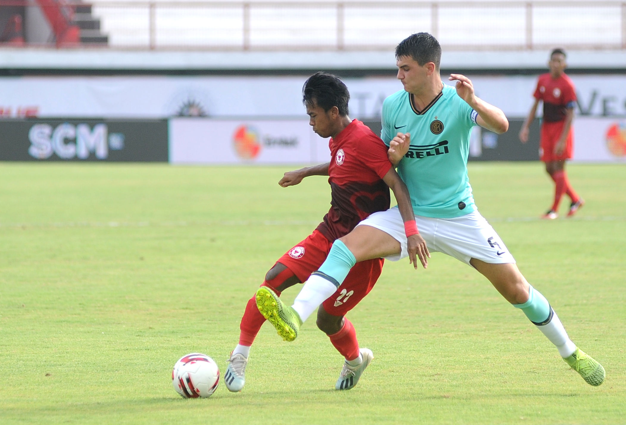  Pesepak bola Indonesia U-20 All Stars Mochammad Supriadi (kiri) berebut bola dengan pesepak bola Inter Milan U-18 Eduardo Sottini (kanan