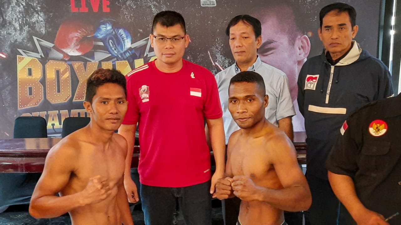 Petinju Waldo Sabu (kiri) dan Alpius Maufani (kanan) berpose bersama Chris John usai menimbang berat badan di Lobby Grand Metro TV, Jakarta.