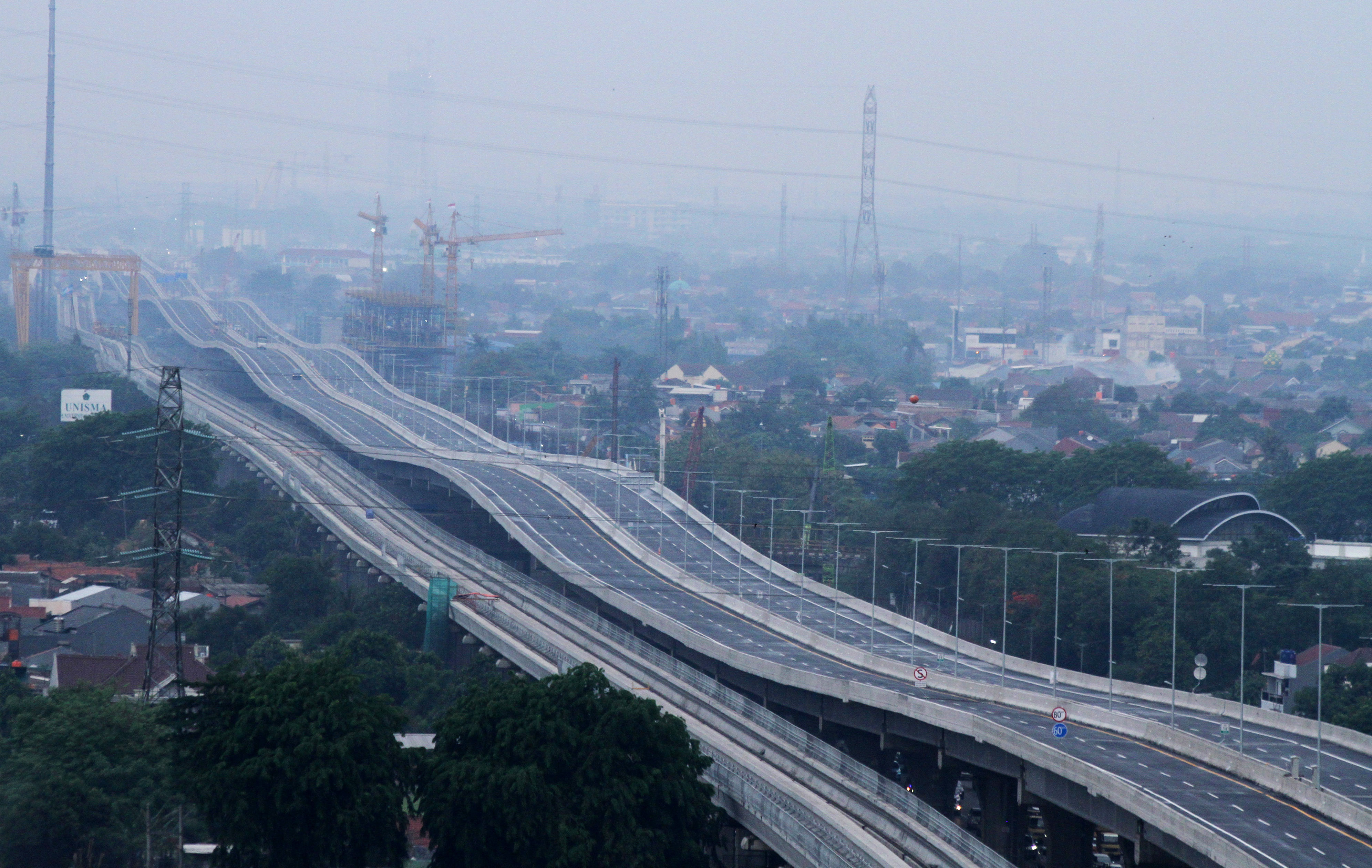 Suasana sore di salah satu ruas Tol layang Jakarta-Cikampek II (Elevated) di Bekasi, Jawa Barat, Rabu (11/12).