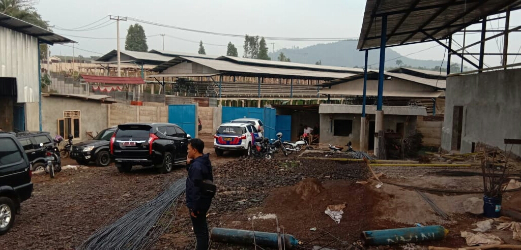  Peternakan ayam petelurtidak berizin di Desa Cisarandi, Kecamatan Warungkondang yang telah disegel, kini dibuka paksa. 