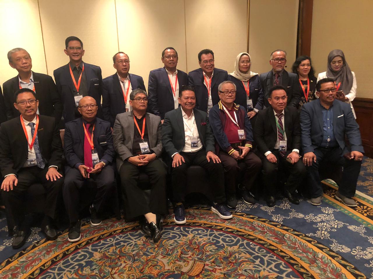 Ketua Dewan Pembina Peradi Otto Hasibuan (tengah) bersama para advokat. 