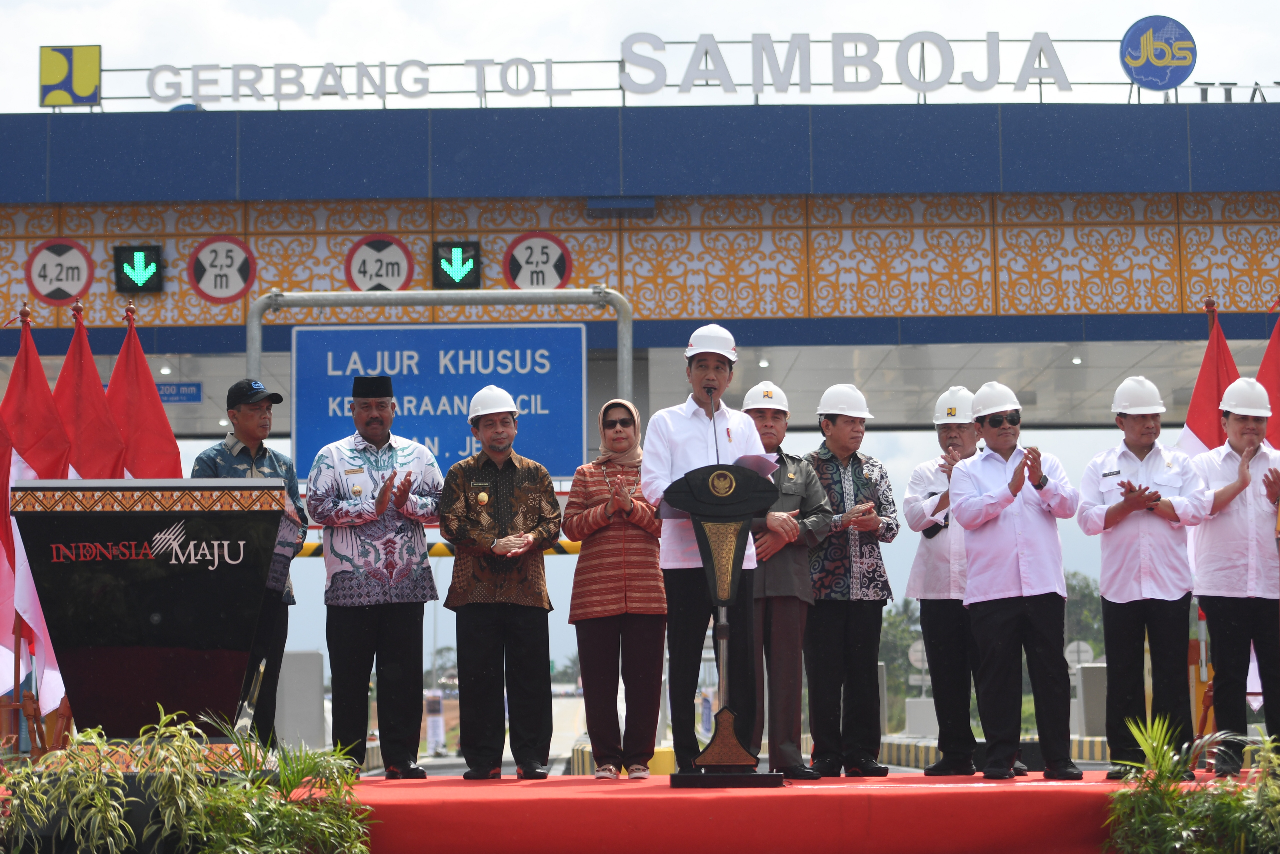 Presiden Joko Widodo meresmikan Jalan Tol Balikpapan-Samarinda seksi 2,3 dan 4 di Samboja, Kutai Kartanegara, Kalimantan Timur, kemarin.