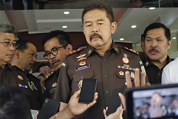 Jaksa Agung ST Burhanuddin (tengah) menjawab pertanyaan jurnalis seusai nonton bareng fi lm Antikorupsi