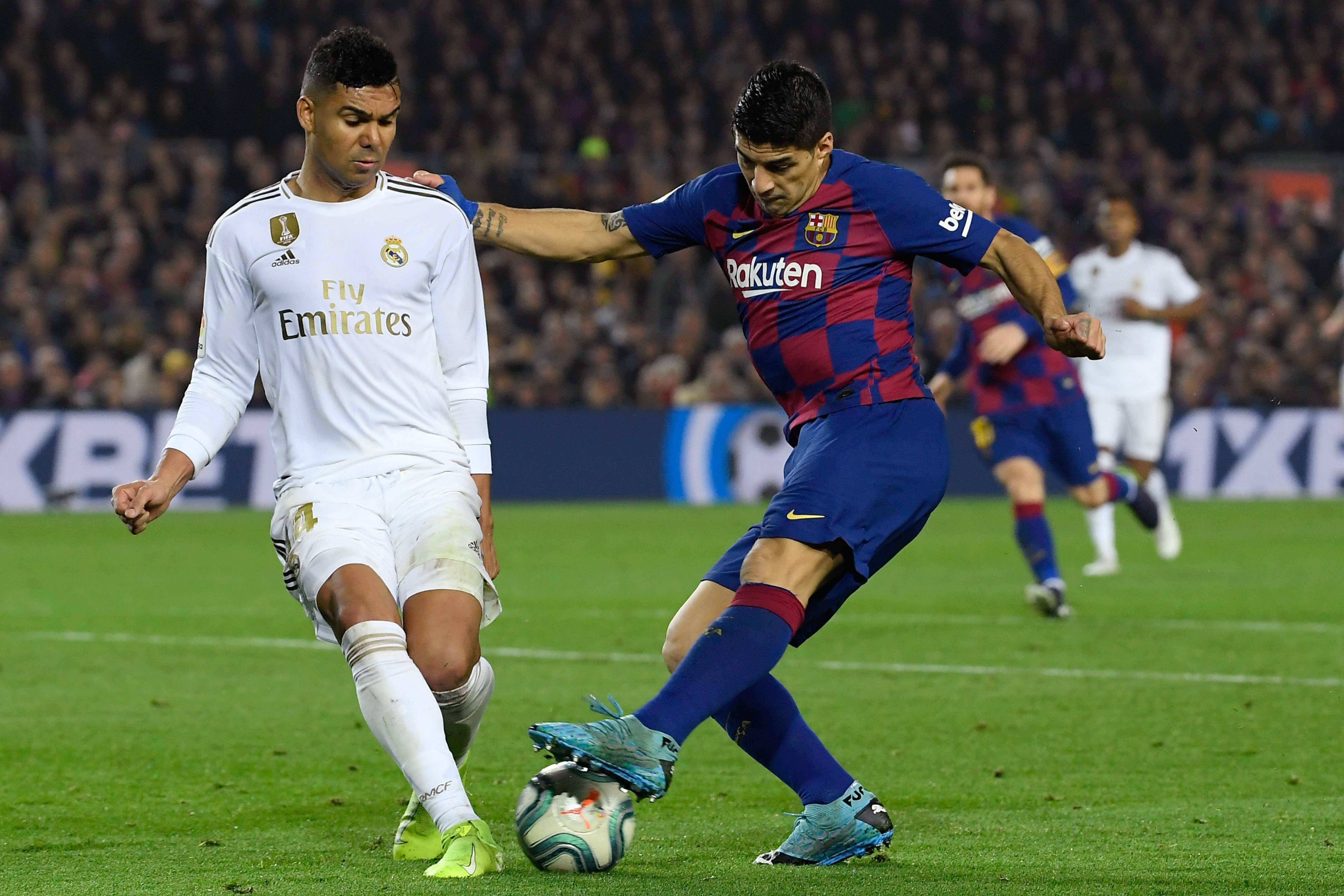 Casemiro (kiri) saat berhadapan dengan Luis Suarez