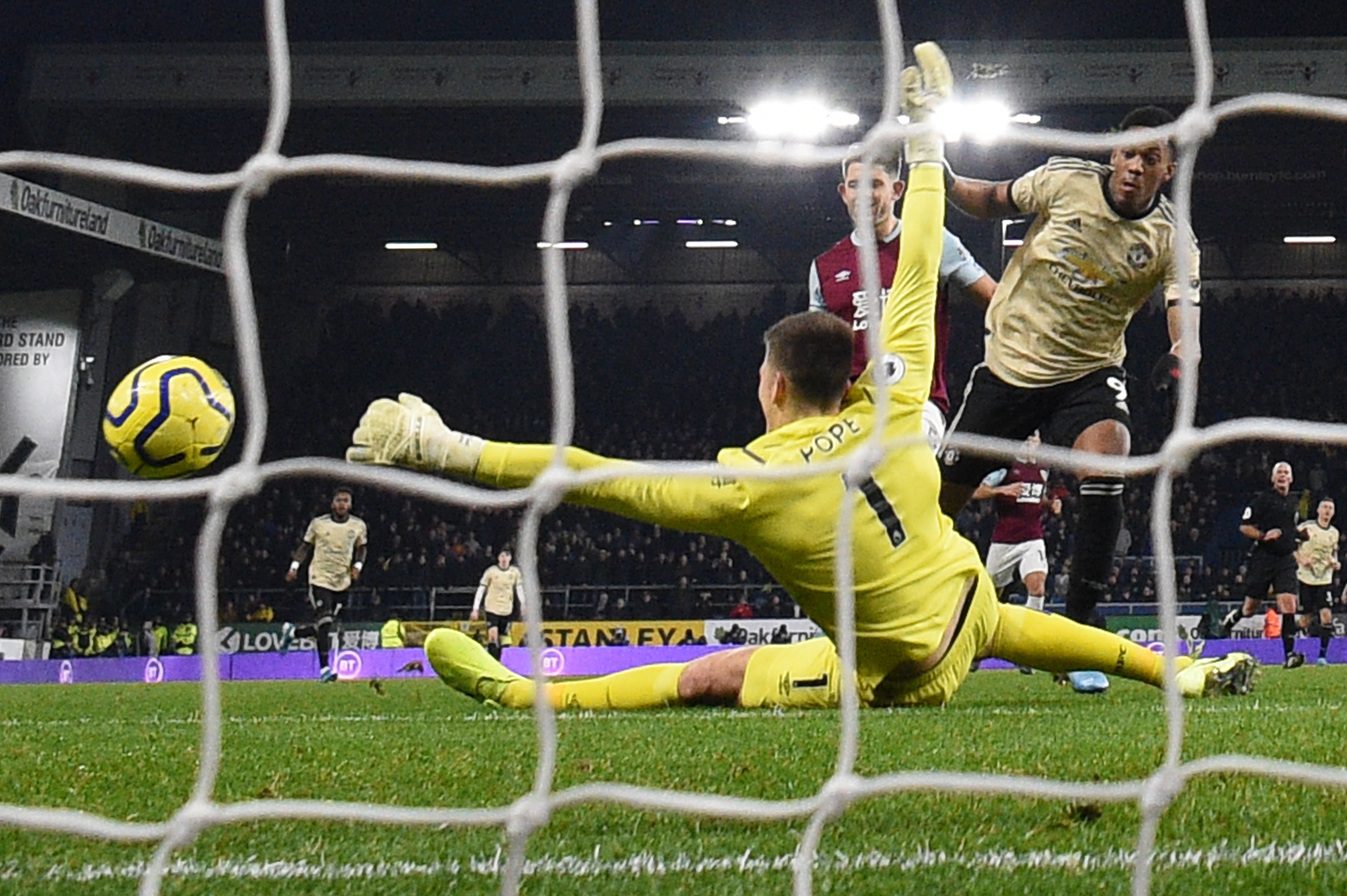  Striker MU Anthony Martial (kanan) menjadi gol pembuka dengan menjebol gawang  Burnley yang dijaga Nick Pope.