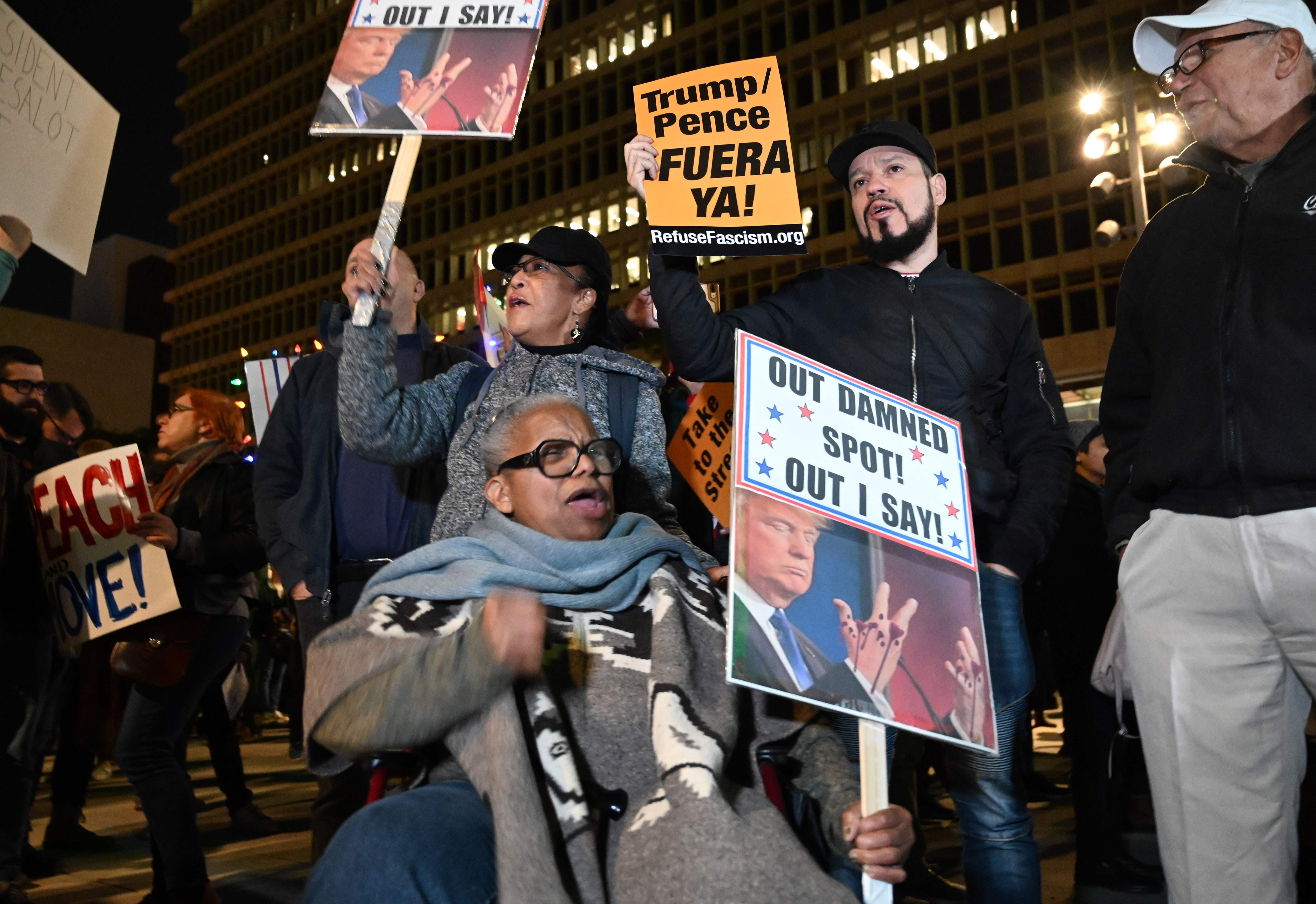 Sejumlah warga berunjuk rasa yang mendukung pemakzulan terhadap Presiden AS Donald Trump di Los Angeles, California, AS, Selasa (17/12).