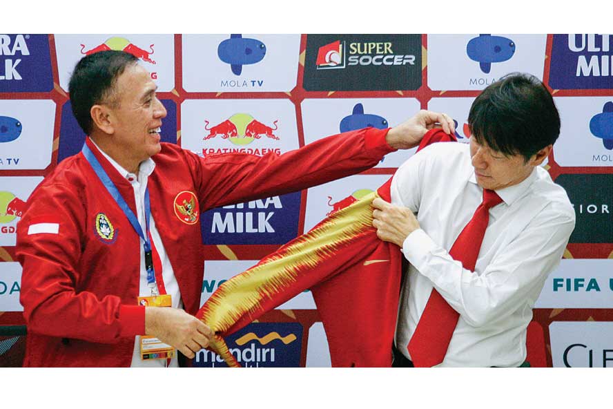 Ketua Umum PSSI Mochamad Iriawan mengenakan jaket timnas kepada Shin Tae-yong di Stadion Pakansari, Bogor, kemarin.