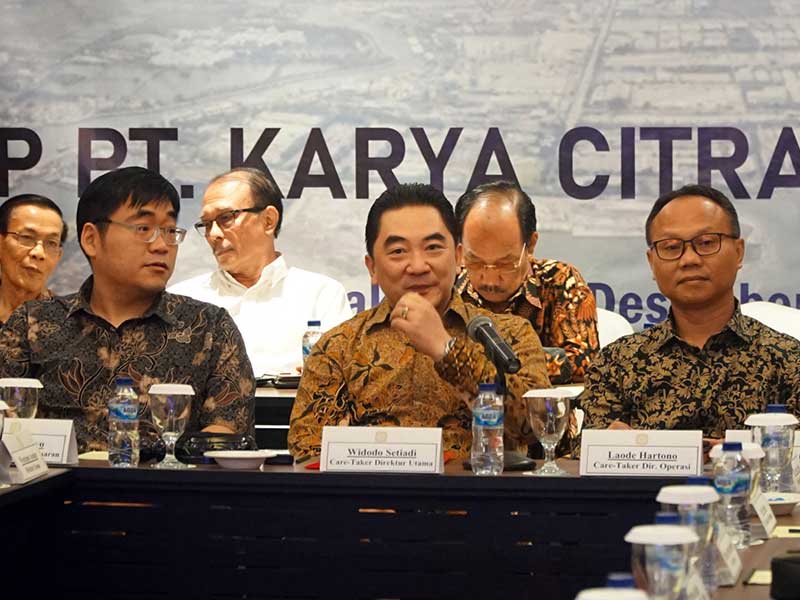 Dirut PT KCN Widodo Setiadi (tengah) saat RUPS PT Karya Citra Nusantara (KCN), di Jakarta, Jumat (27/12).