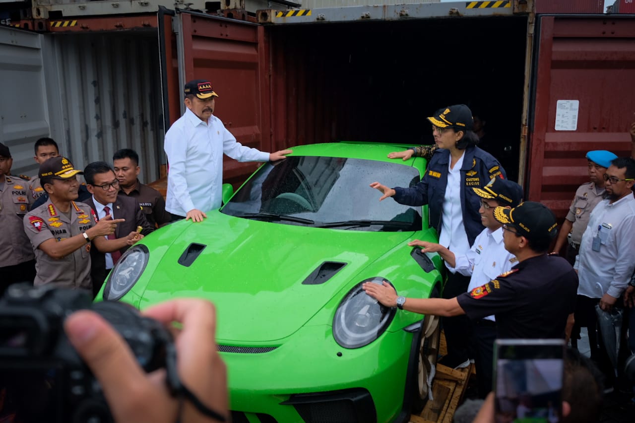 Sinergi aparat gagalkan penyelundupan mobil/motor mewah bernilai miliaran rupiah.