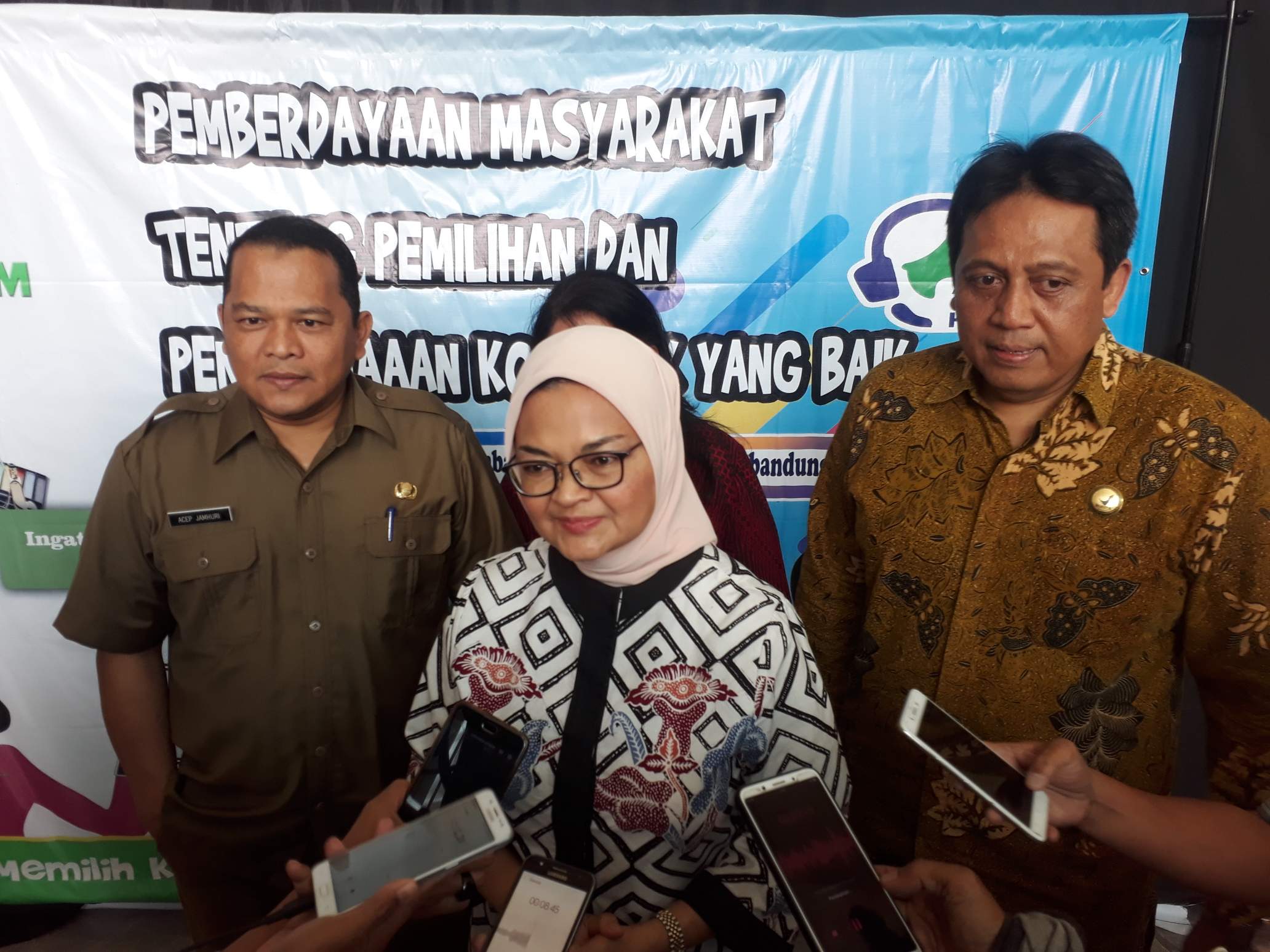 Kepala Badan POM RI Penny Lukito (tengah)