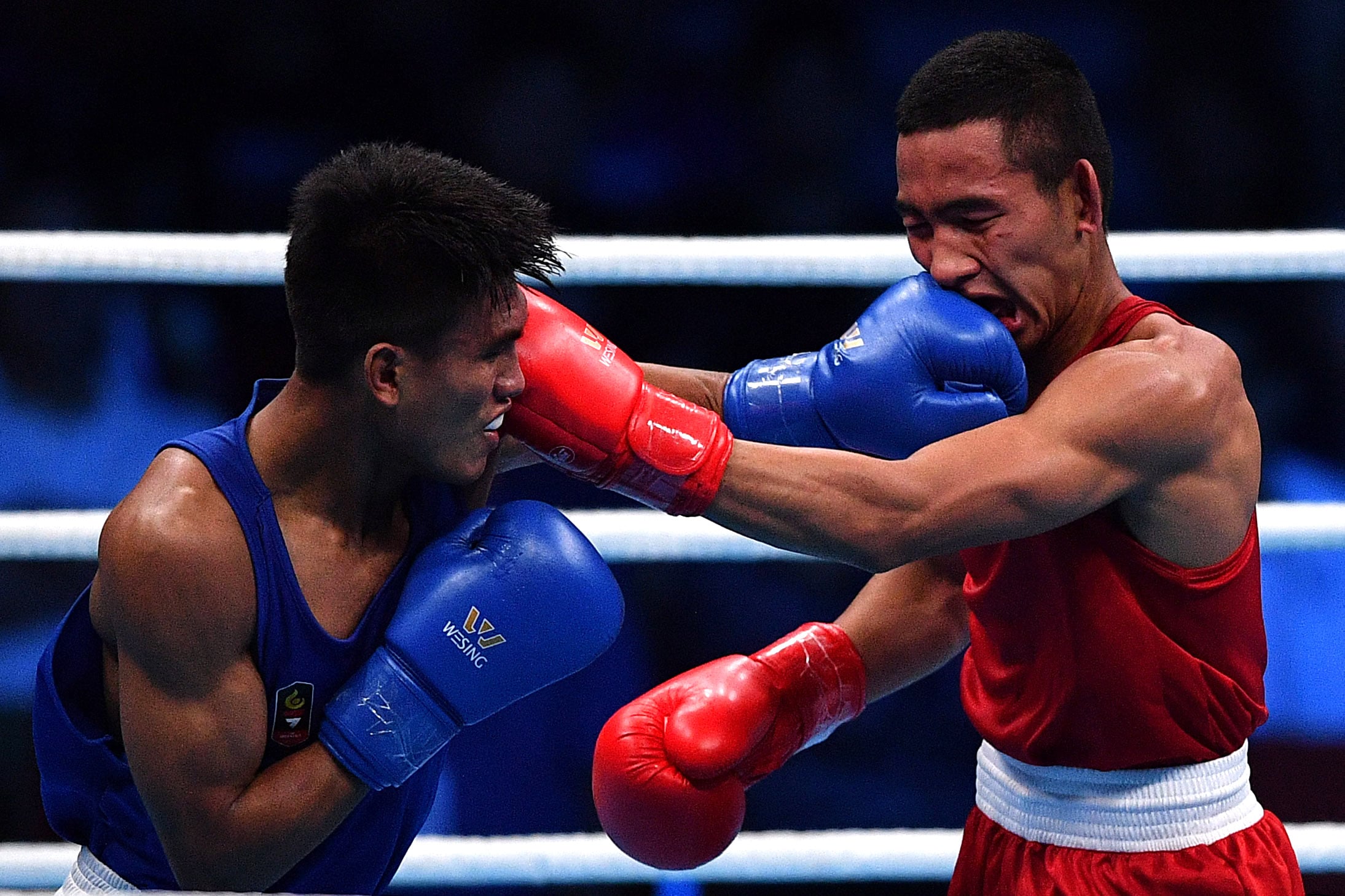 Petinju Indonesia, Farrand Papendang (kiri) beradu dengan petinju Thailand, Pidnuch Khunatip.