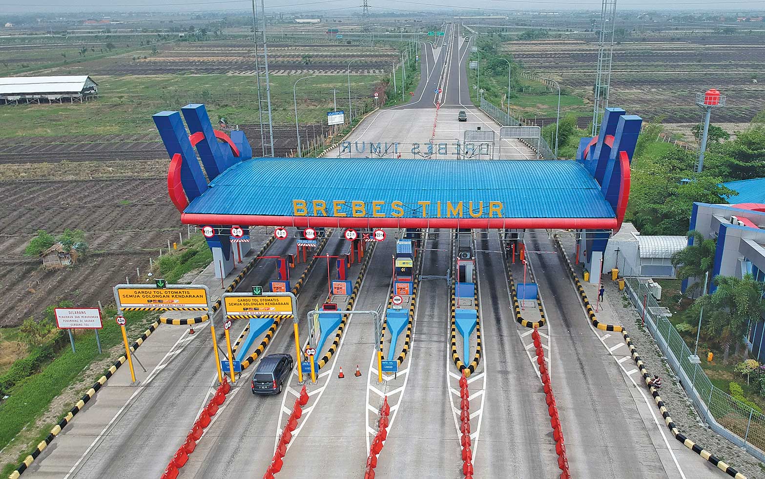 Foto aerial suasana lengang pada pukul 15.52 WIB di pintu keluar Tol Brebes Timur, Jawa Tengah, kemarin.