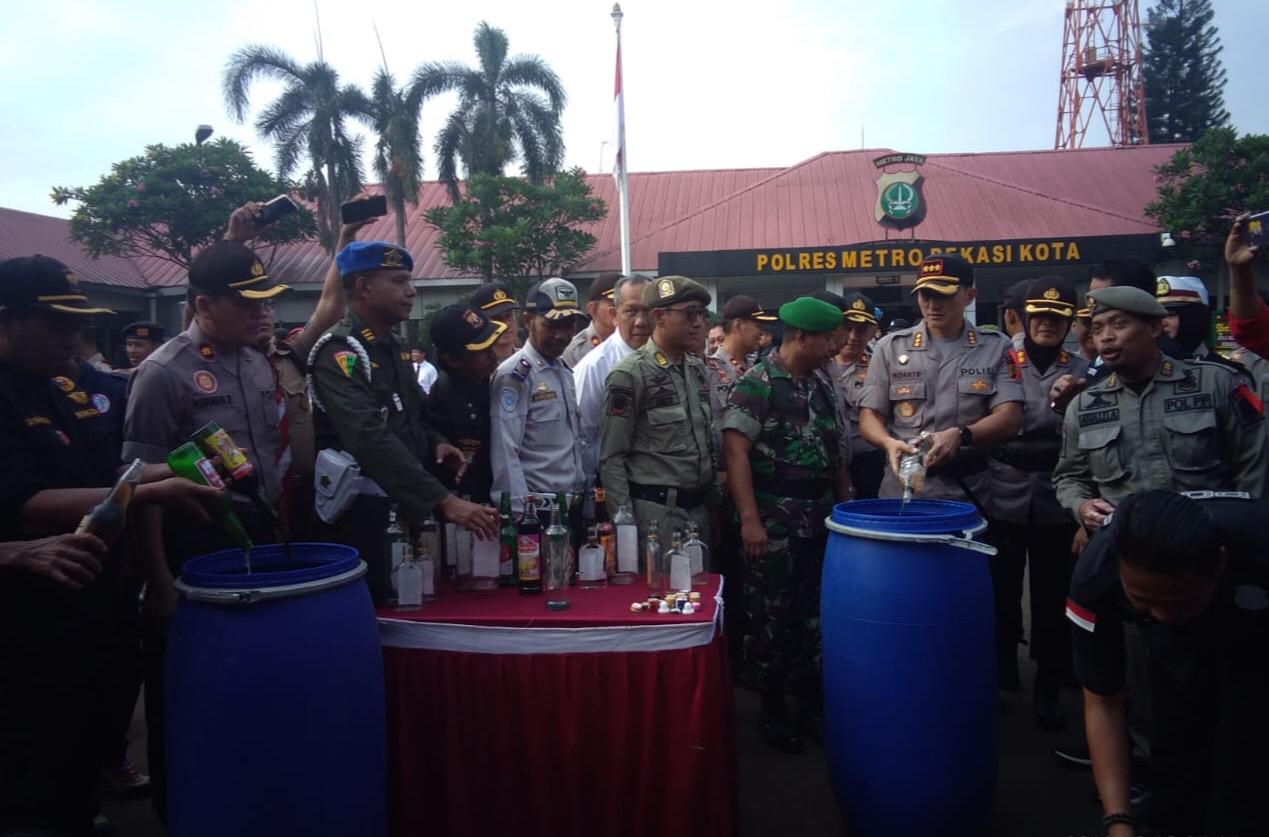 Kapolres Metro Kota Bekasi Kombes Indarto memimpin pemusnahan ribuan botol miras di Mapolres Kota Bekasi, Kamis (19/12)