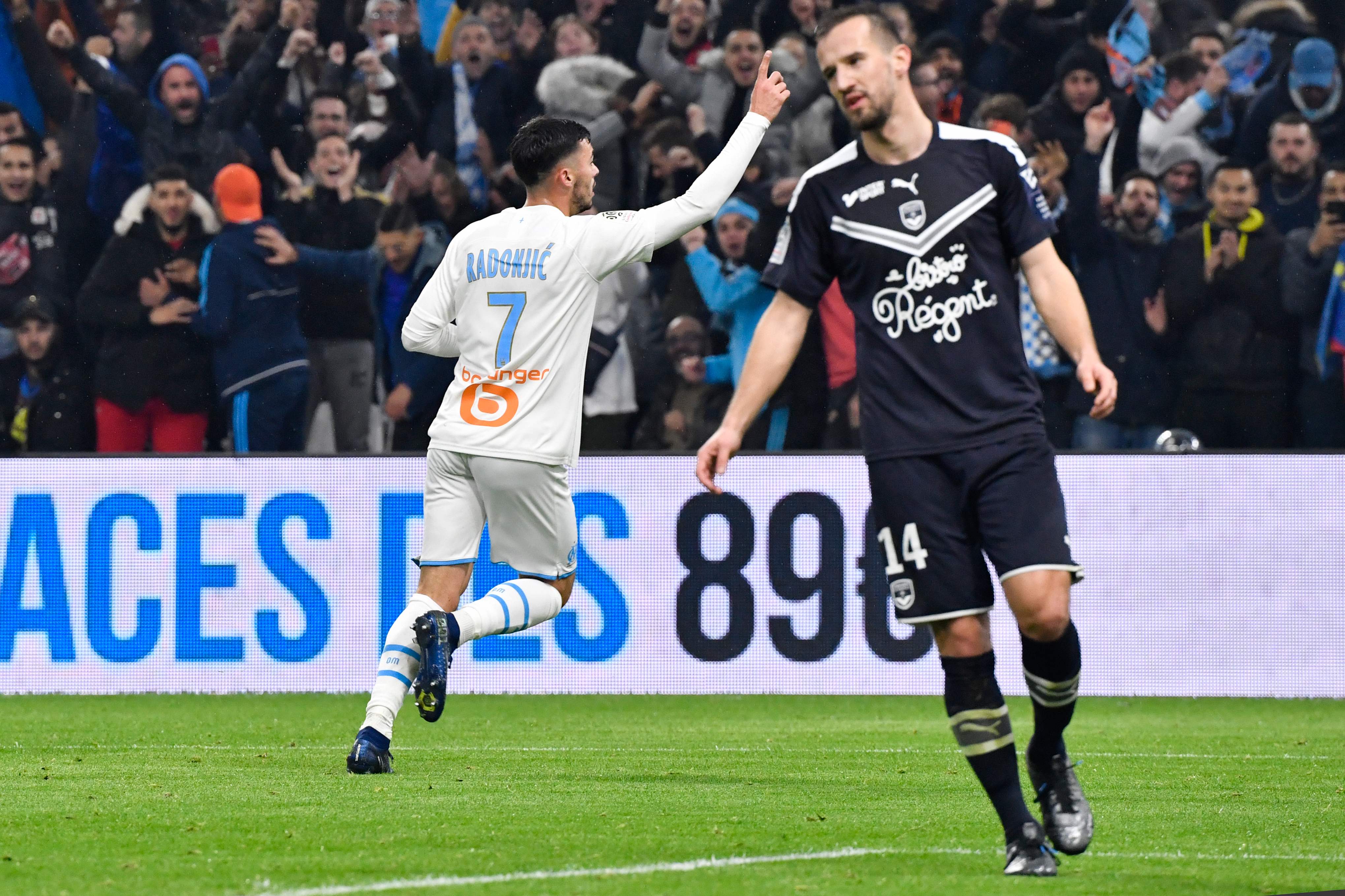 Penyerang Marseille, Nemanja Radonjic (kiri) merayakan kemenangan setelah menjebol gawang Girondins de Bordeaux. 