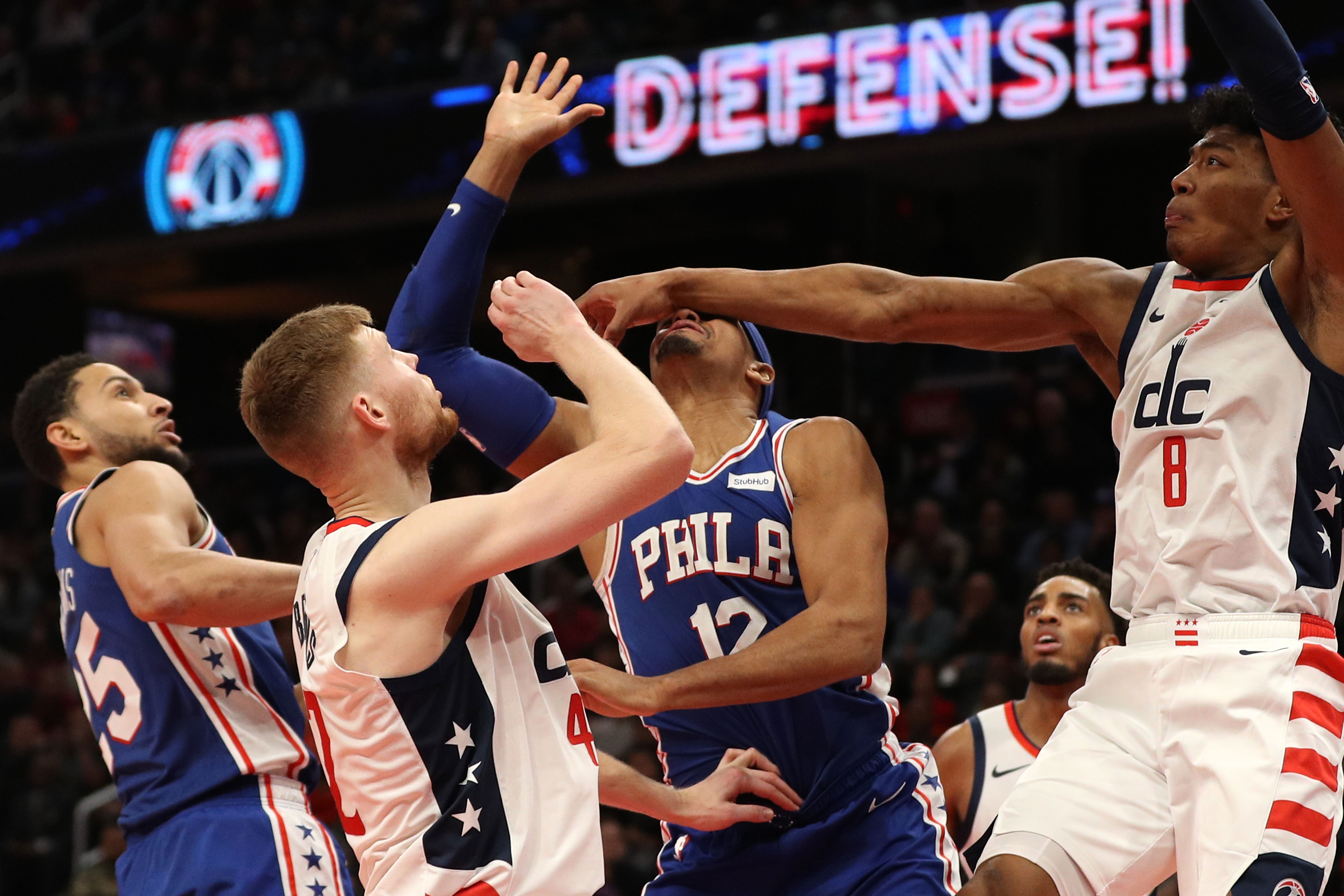 Aksi Tobias Harris (ketiga dari kiri) dari klub Philadelphia 76ers saat timnya melawan Washington Wizards.