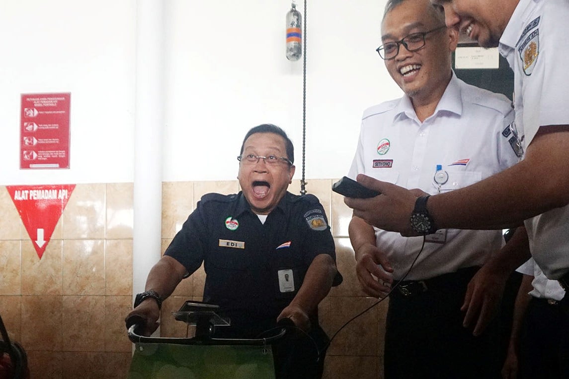 Direktur Utama PT KAI Edi Sukmoro coba charger gowes atau mengisi daya baterai telepon seluler dengan mengayuh