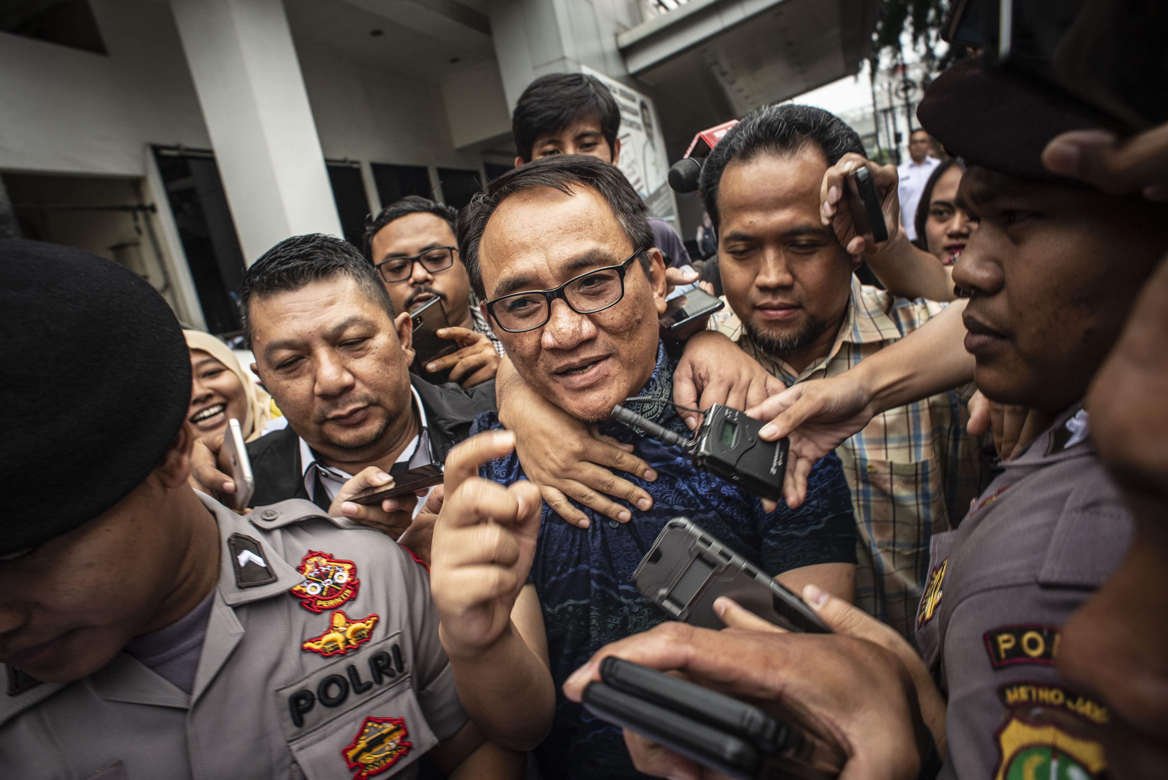 Politikus Partai Demokrat Andi Arief (tengah)