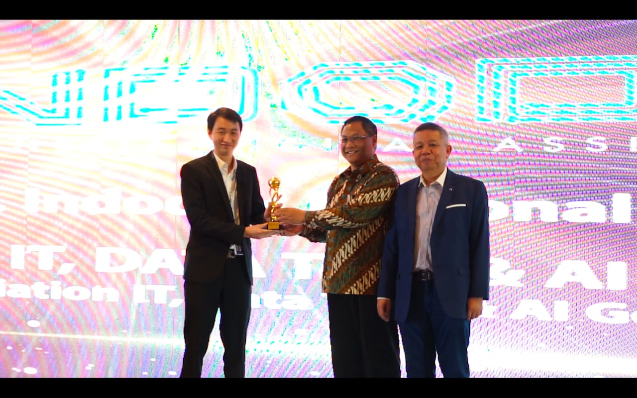 Oscar Darmawan selaku CEO Indodax sedang menerima penghargaan DataGovAI Awards 2019. 