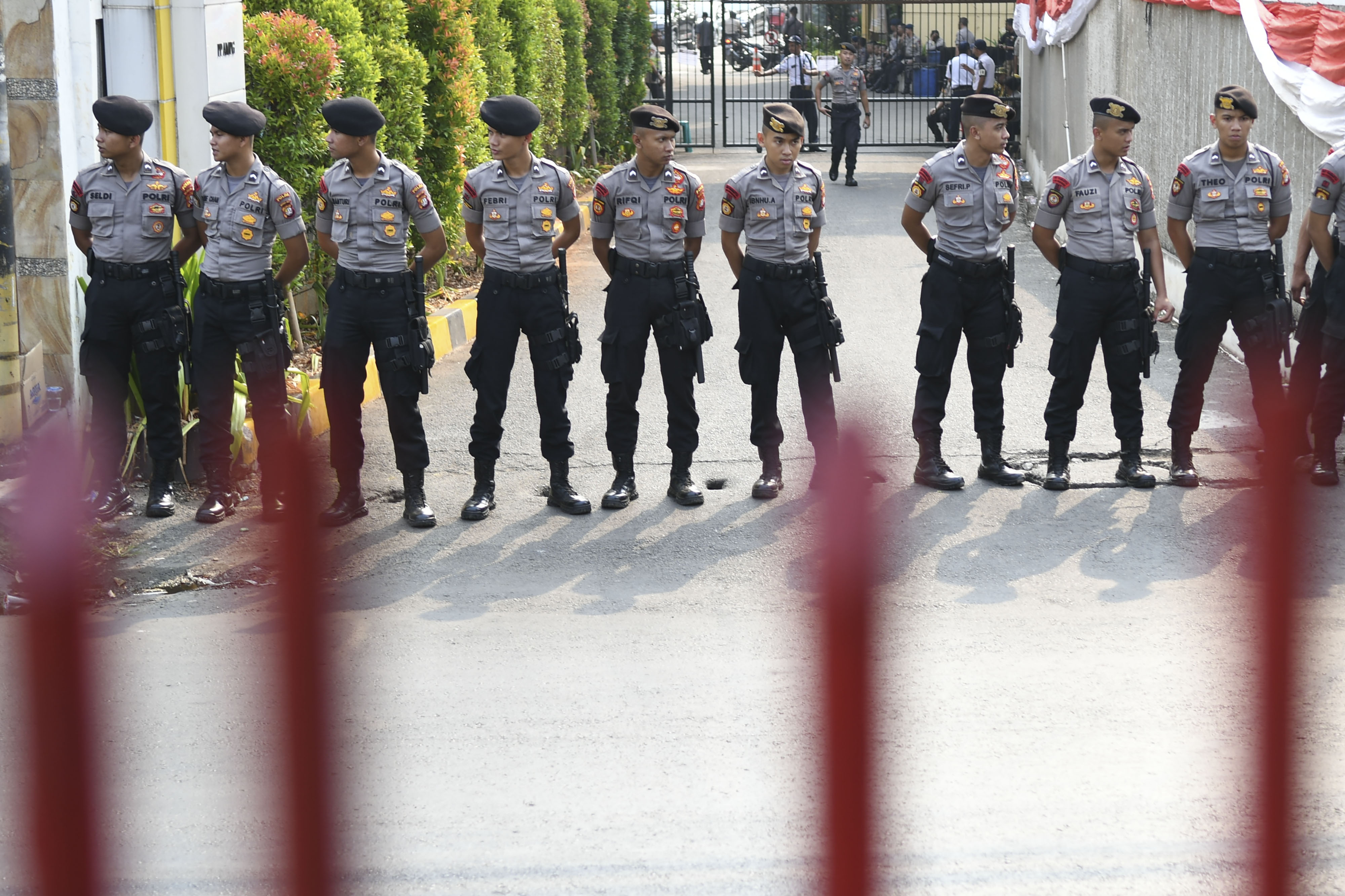 Ratusan personel bersiaga di Kota Jayapura untuk mengantisipasi terjadinya demo pada perayaan hari HAM di Jayapura, Papua.