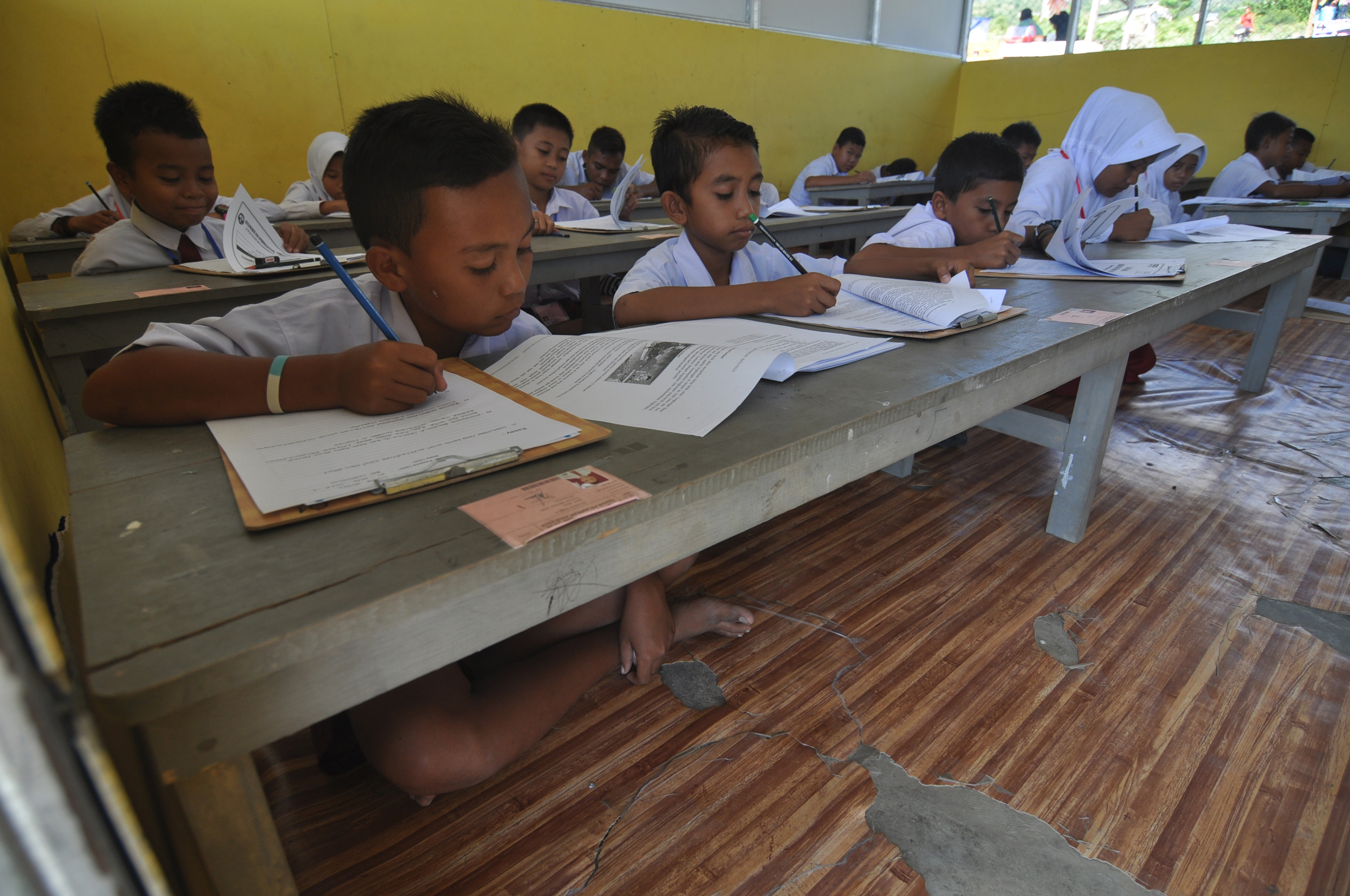 Ilustrasi: Sejumlah siswa korban bencana gempa dan likuefaksi mengerjakan soal Ujian Sekolah Berstandar Nasional (USBN) di Sekolah Darurat 