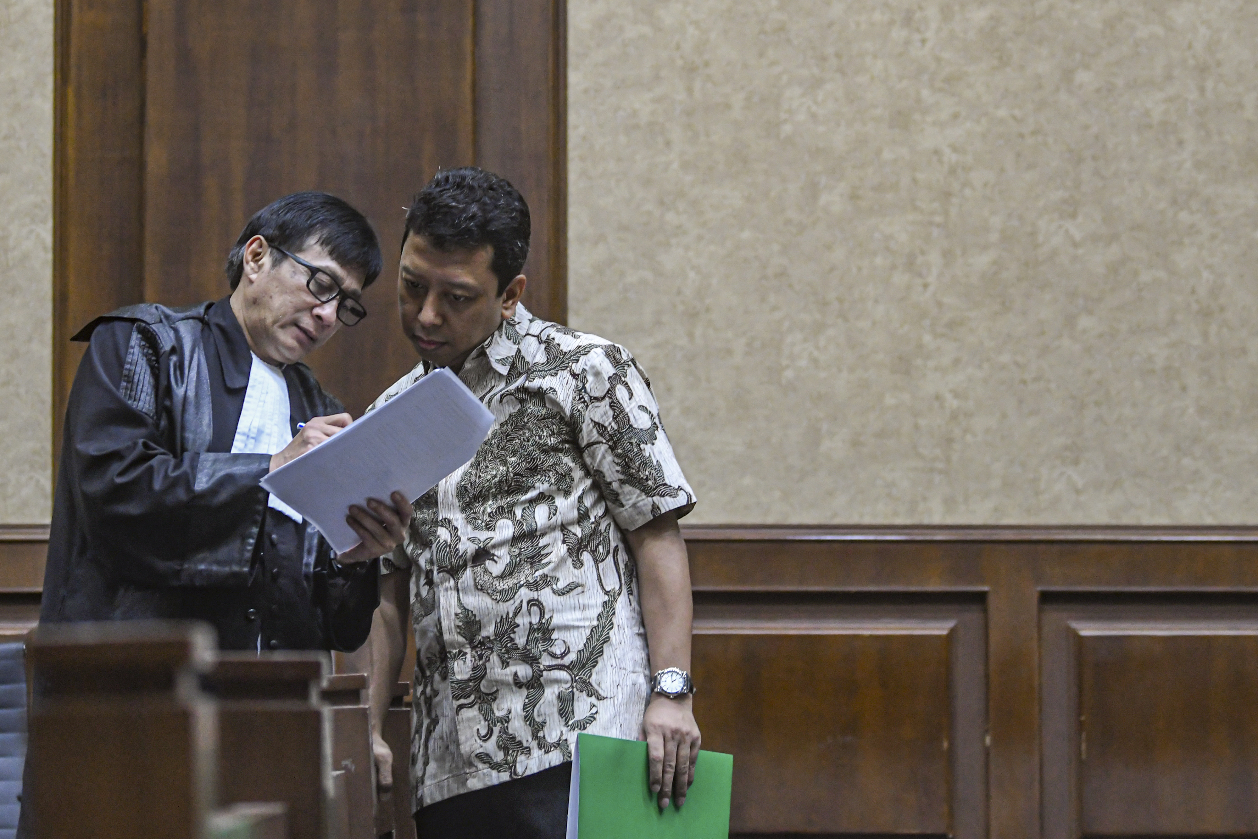 Terdakwa kasus suap jual beli jabatan di lingkungan Kementerian Agama Muhammad Romahurmuziy (kanan) berbincang dengan kuasa hukumnya