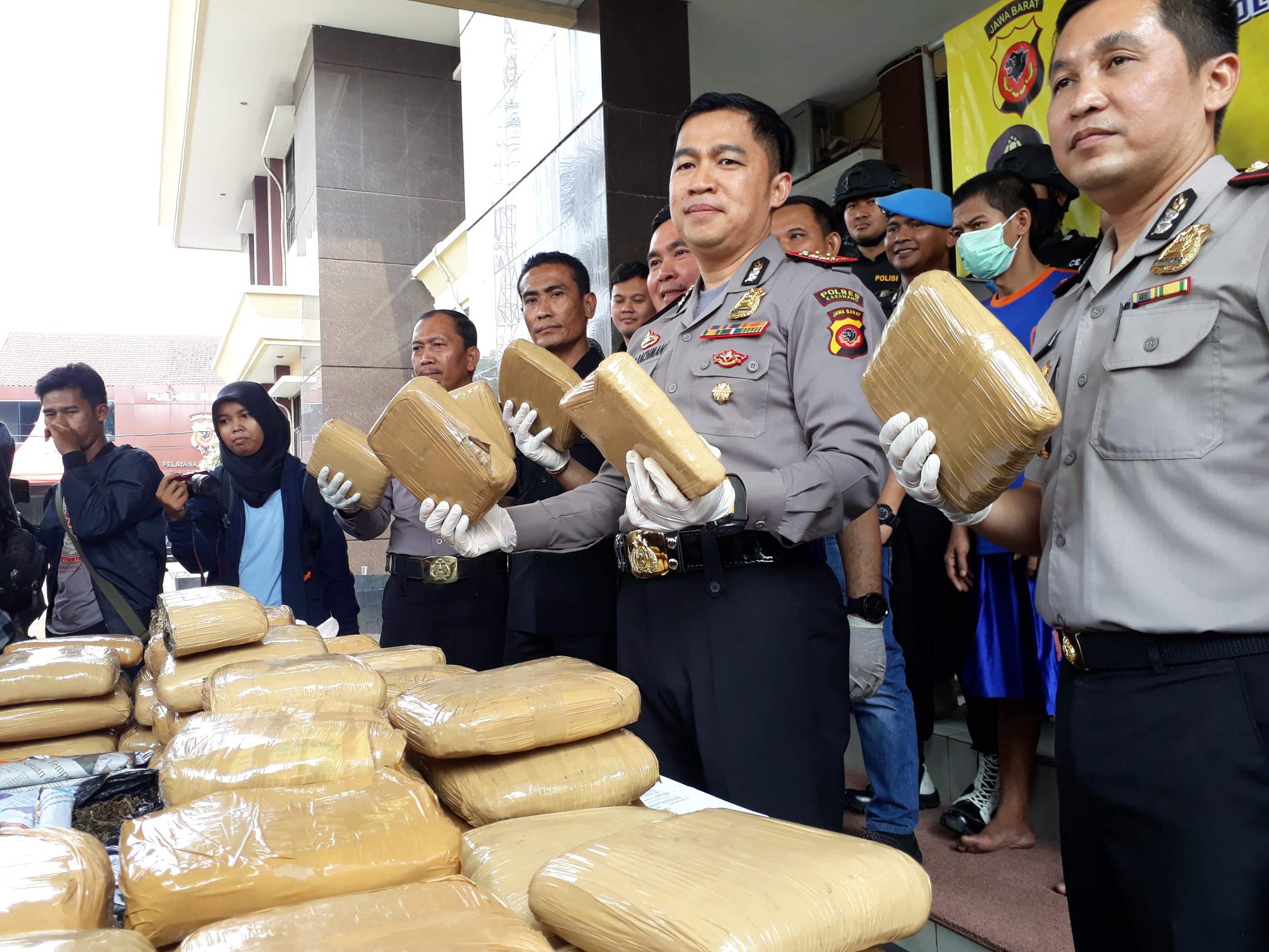 Kapolres Karawang AKB Arif Rachman Arifin menunjukan 78,6 kilogram ganja kering yang siap diedarkan di Karawang, Selasa (3/12/2019)