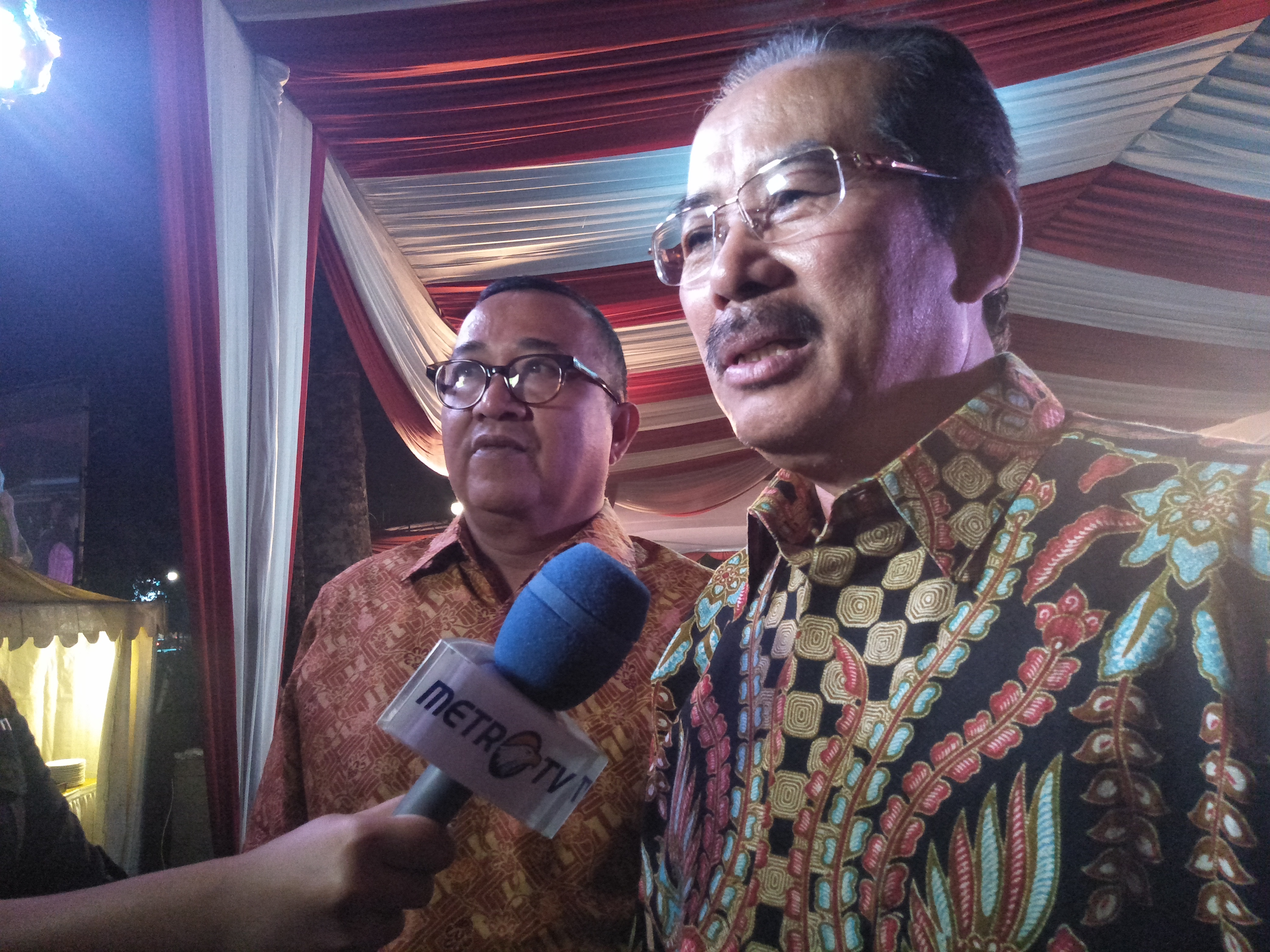  Rektor Universitas Pasundan Bandung Prof Eddy Jusuf mendorong agar kaum marjinal mendapatkan kesetaraan hukum.