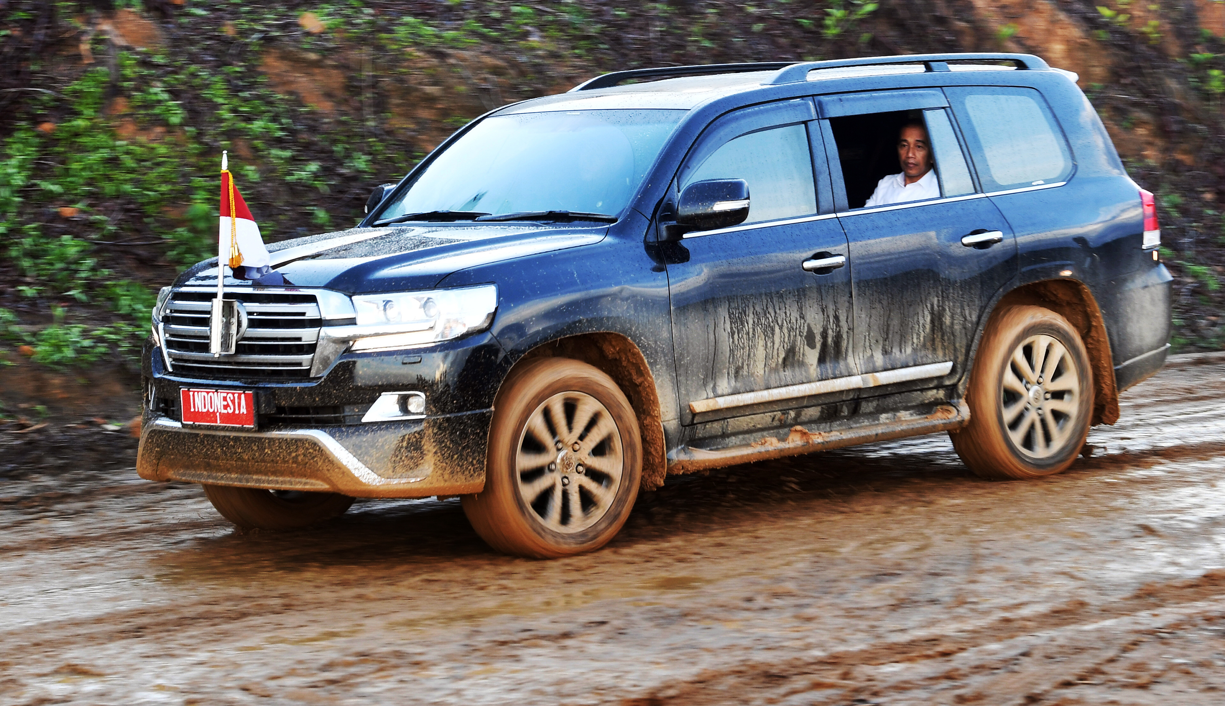 Presiden Joko Widodo meninjau lokasi rencana ibu kota baru di Sepaku, Penajam Paser Utara, Kalimantan Timur, Selasa (17/12/2019). 