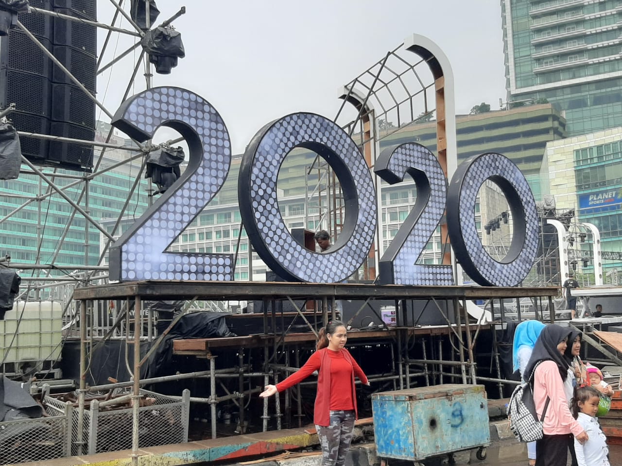 PANGGUNG hiburan megah di pusat Kota Jakarta atau tepatnya di sekitar air mancur Bundaran HI.