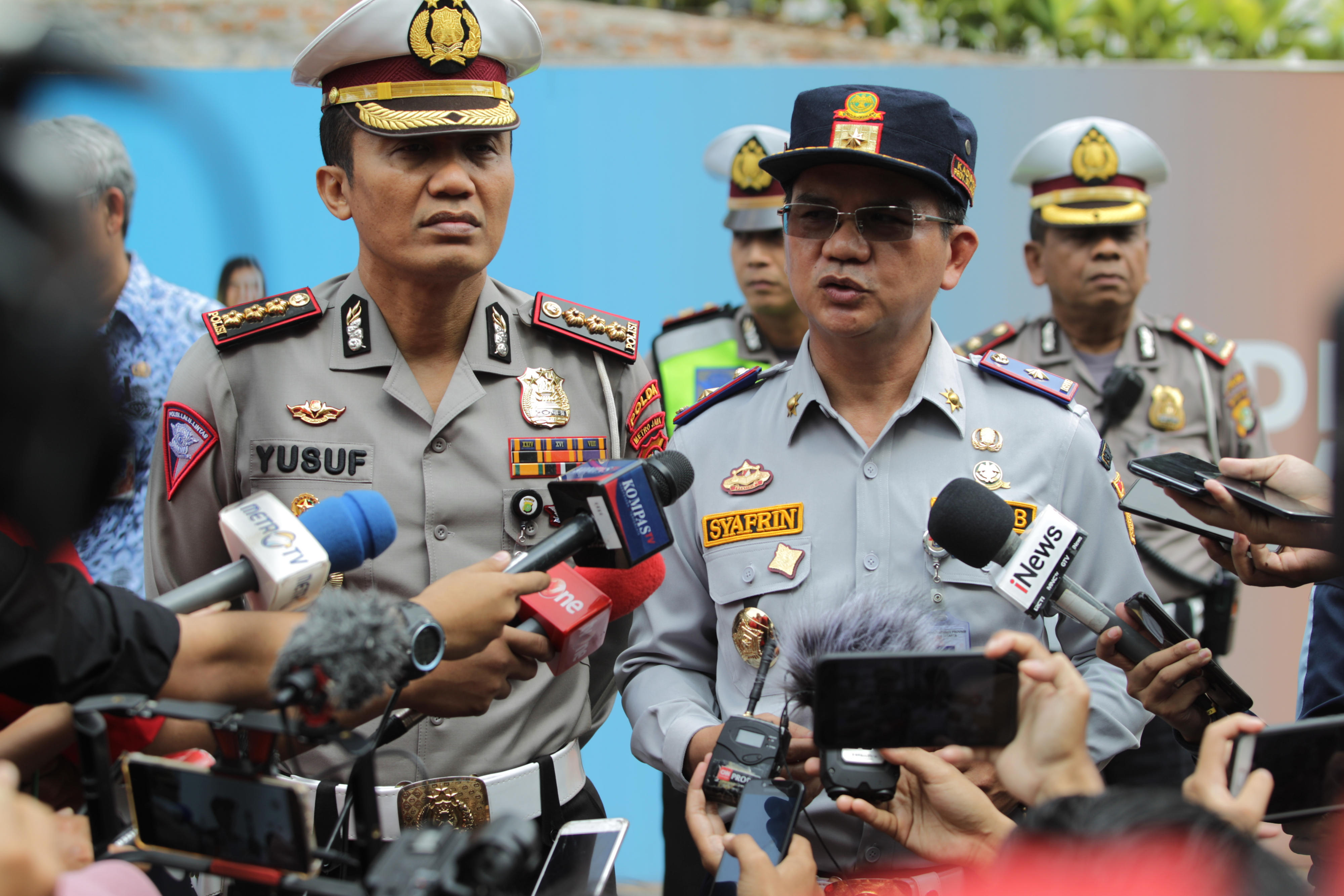Kadishub Provinsi DKI Jakarta Syafrin Liputo (kanan) bersama Dirlantas Polda Metro Jaya Kombes Polisi Yusuf (kiri)