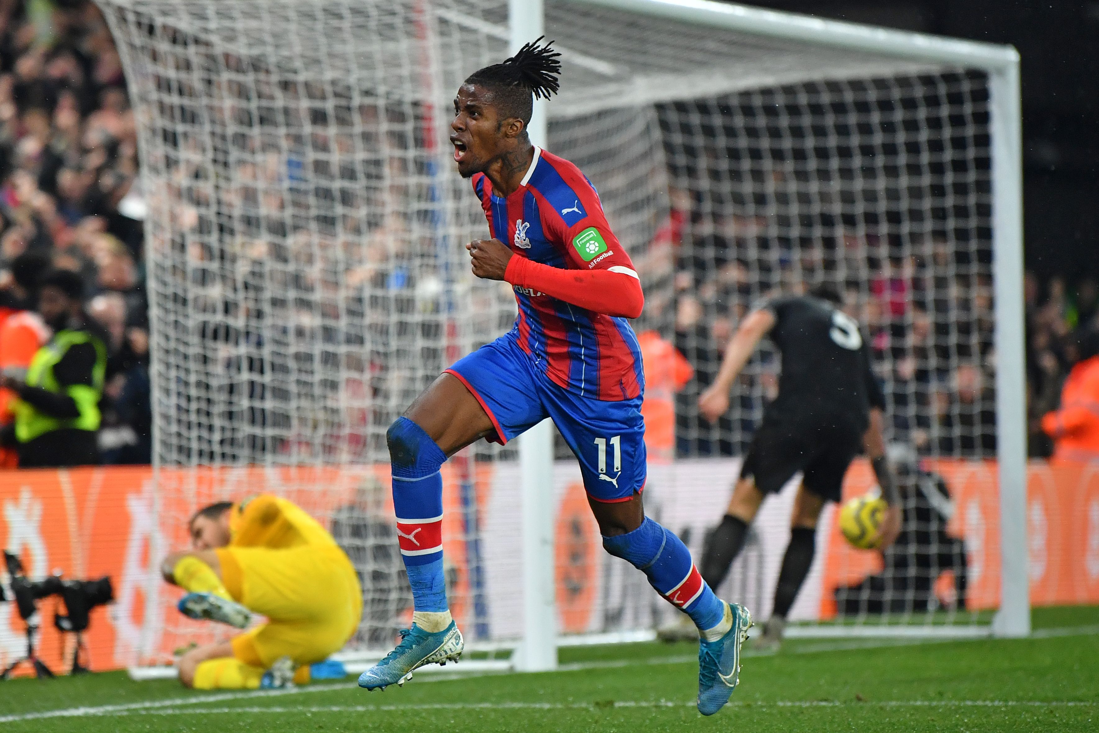 Penyerang Crystal Palce Wilfred Zaha merayakan golnya ke gawang Brighton
