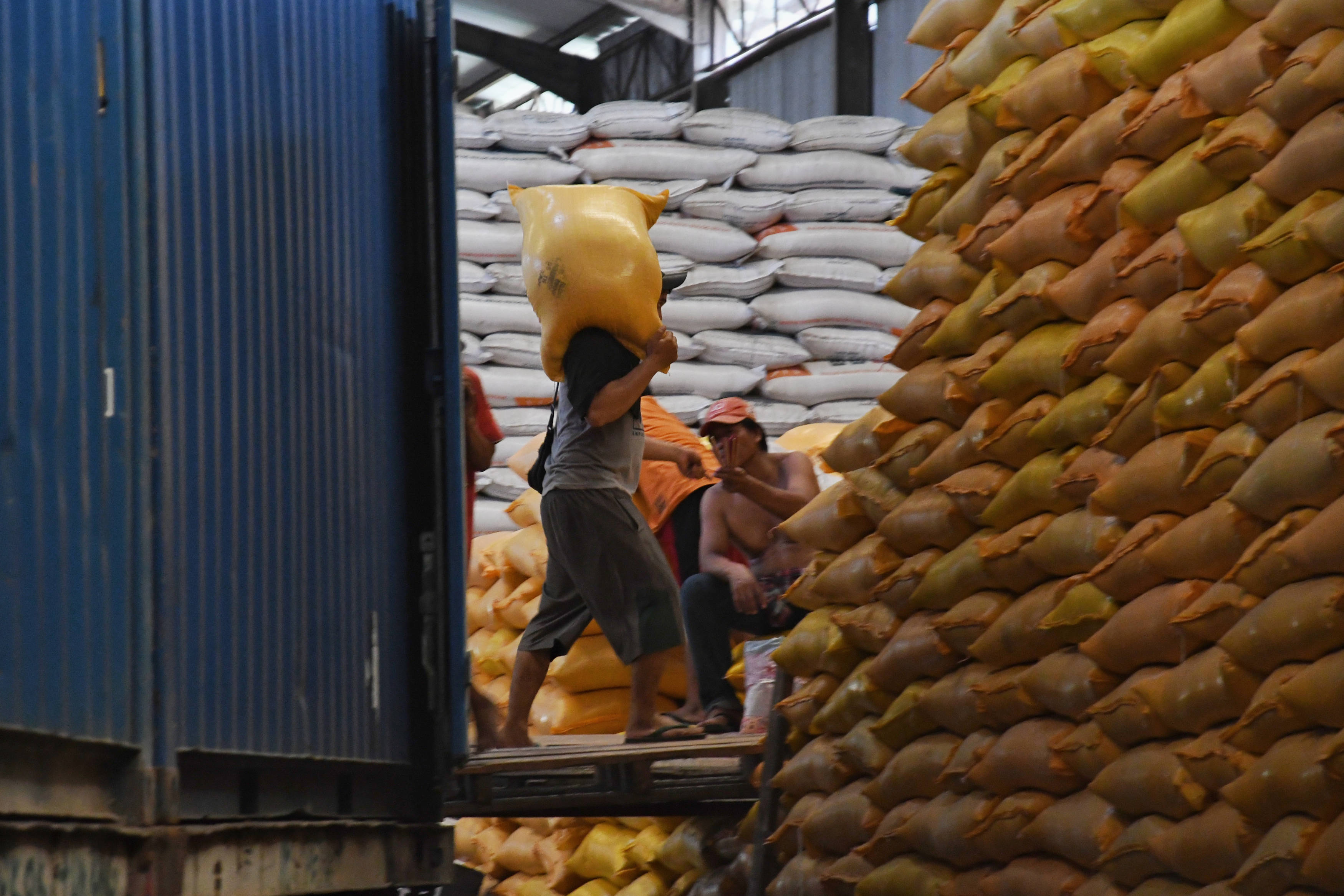 Serapan beras untuk Program Bantuan Pangan Non Tunai (BPNT) 2019 baru berkisar 40 persen atau sekitar 120 ton