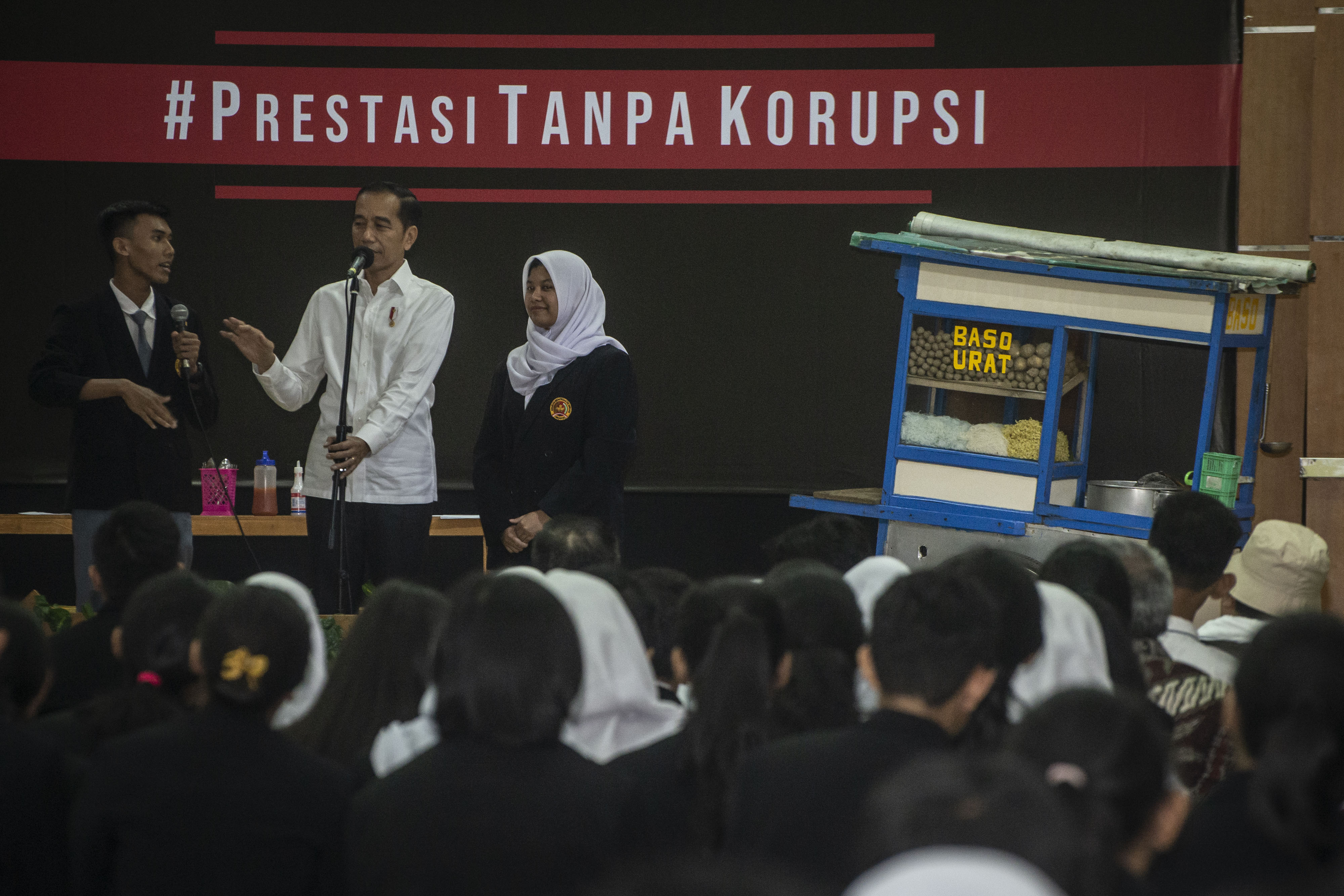Presiden Joko Widodo (tengah) berbincang dengan murid seusai menyaksikan drama bertajuk Prestasi Tanpa Korupsi di SMKN 57 Jakarta