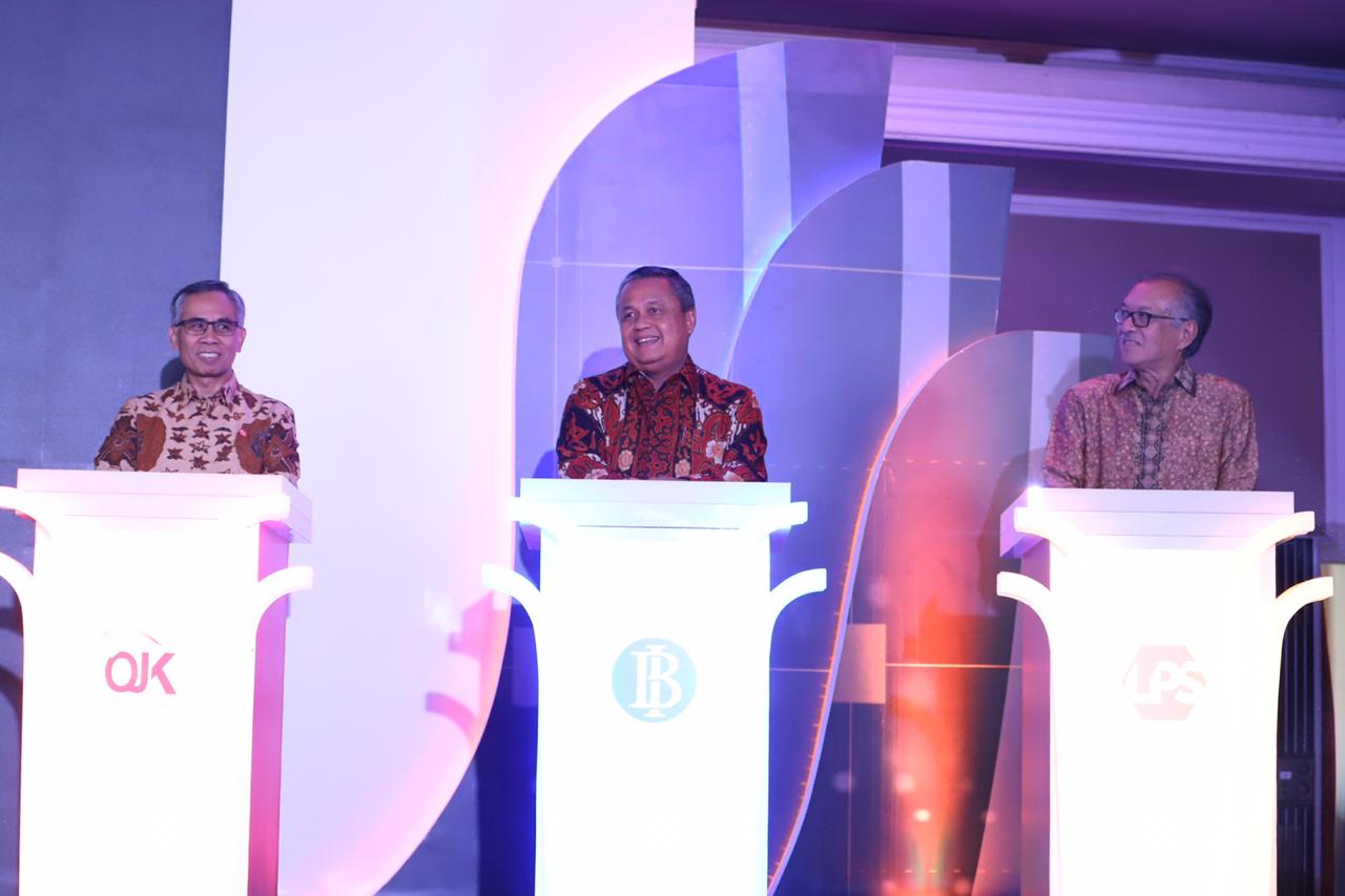  Peluncuran Integrasi Pelaporan di Sektor Perbankan di Jakarta, Kamis (19/12).