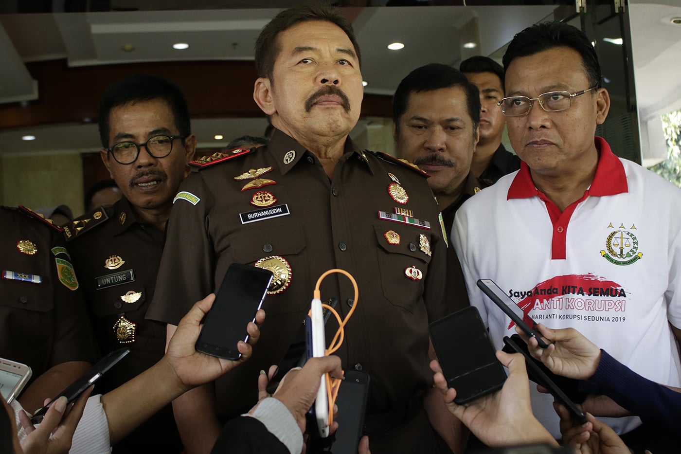 Jaksa Agung ST Burhanuddin (tengah) memberikan keterangan kepada wartawan.