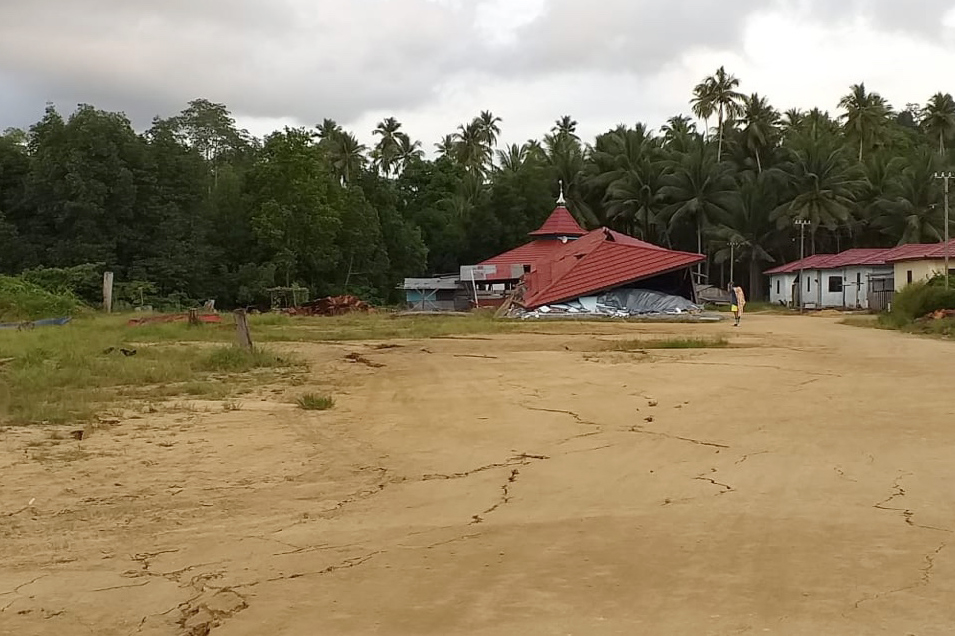 Bangunan rusak akibat gempa di Desa Gane Dalam, Kabupaten Halmahera.