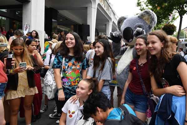 Anak-anak dan ponsel.