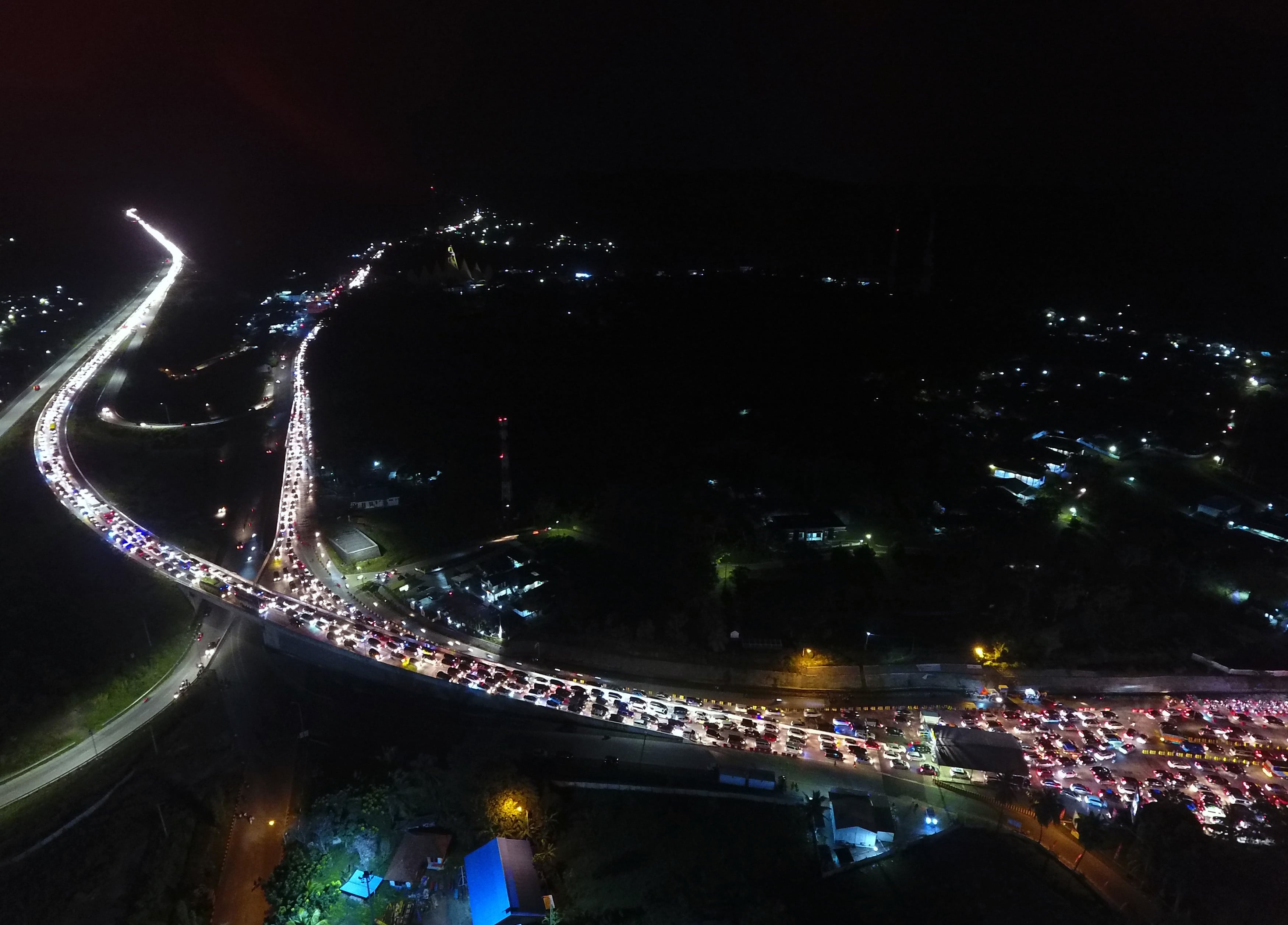 Arus kendaraan keluar Jakarta