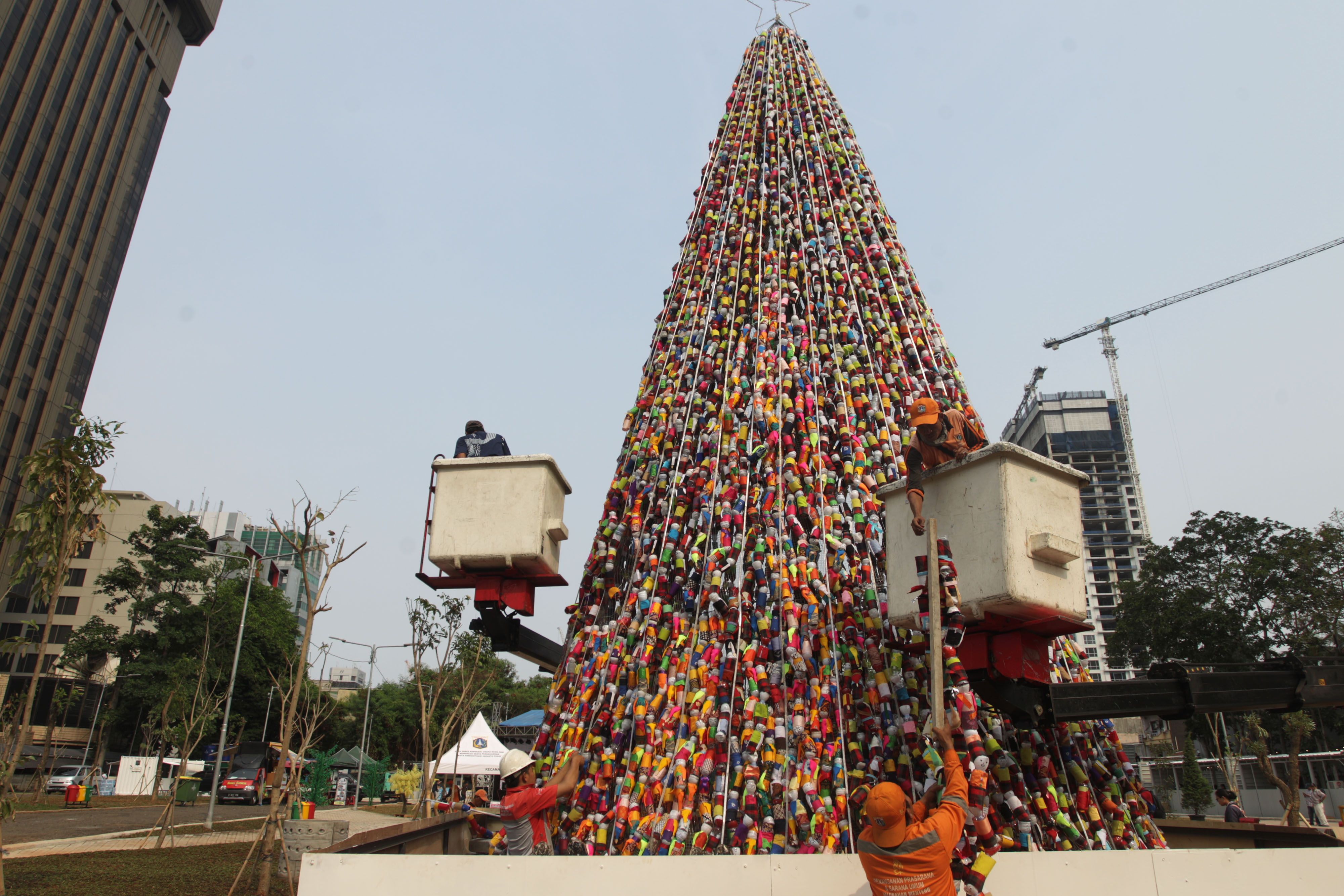 Pohon Natal Berbahan Daur Ulang di Tengah Kota Jakarta