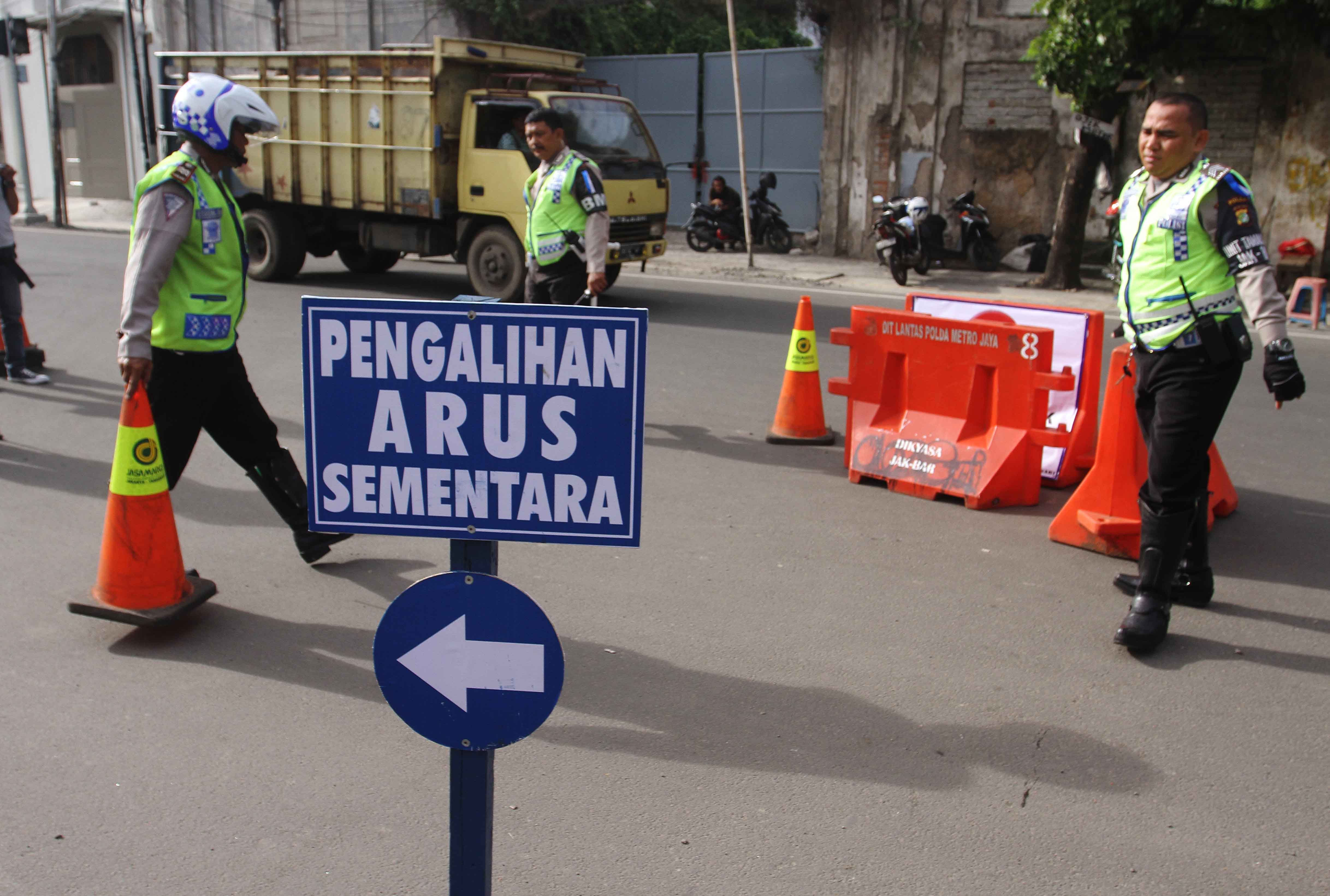 Ilustrasi: Petugas lalulintas Polres Jakarta Barat melakukan simulasi rekaya pengalihan arus lalulintas di Kawasan Kota Tua, Jakarta Barat